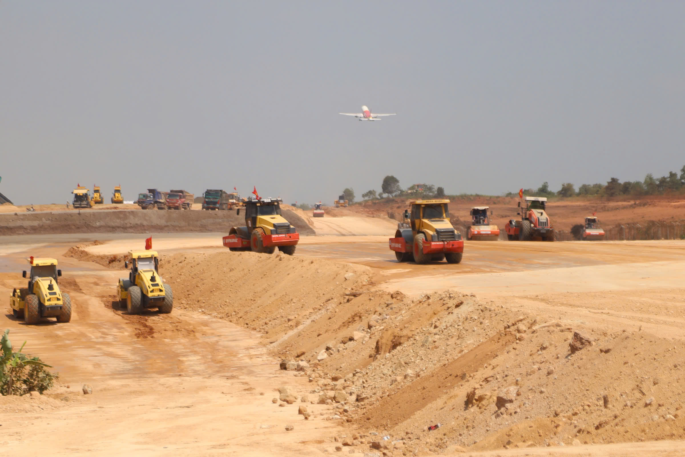 500 phương tiện, máy móc thi công mở rộng Sân bay Phù Cát - Ảnh 1.