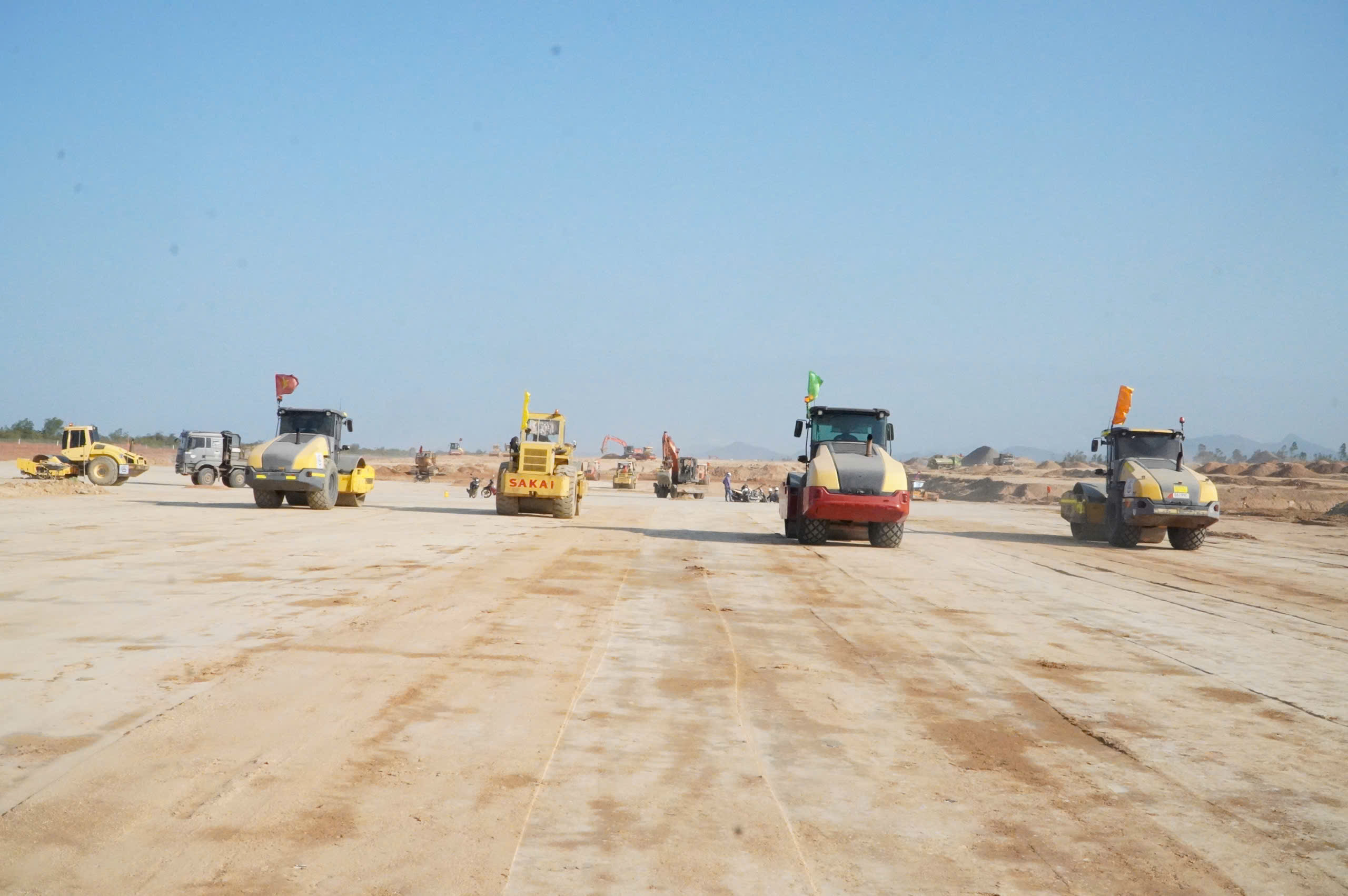 500 phương tiện, máy móc thi công mở rộng Sân bay Phù Cát - Ảnh 3.