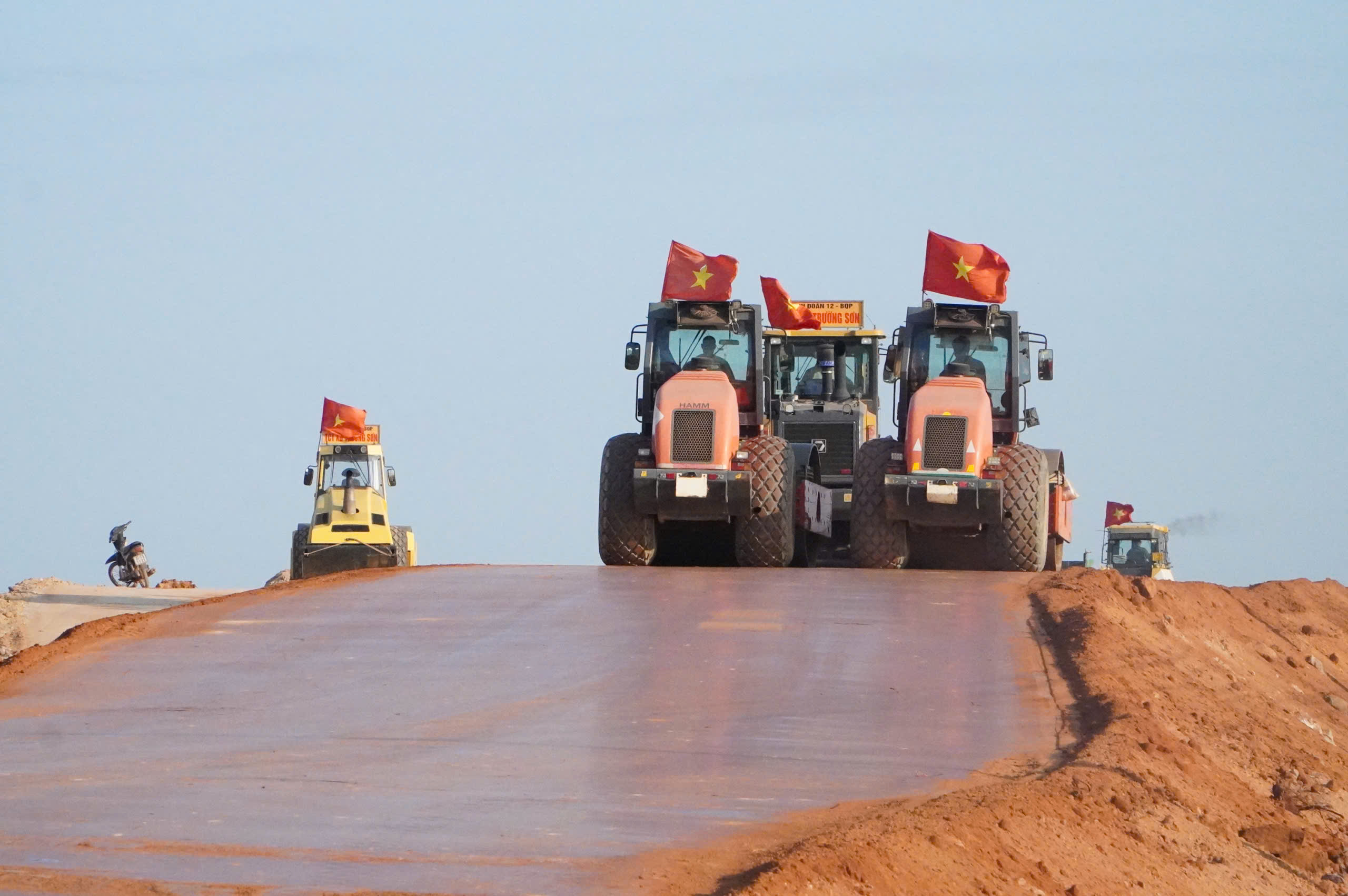 500 phương tiện, máy móc thi công mở rộng Sân bay Phù Cát - Ảnh 4.