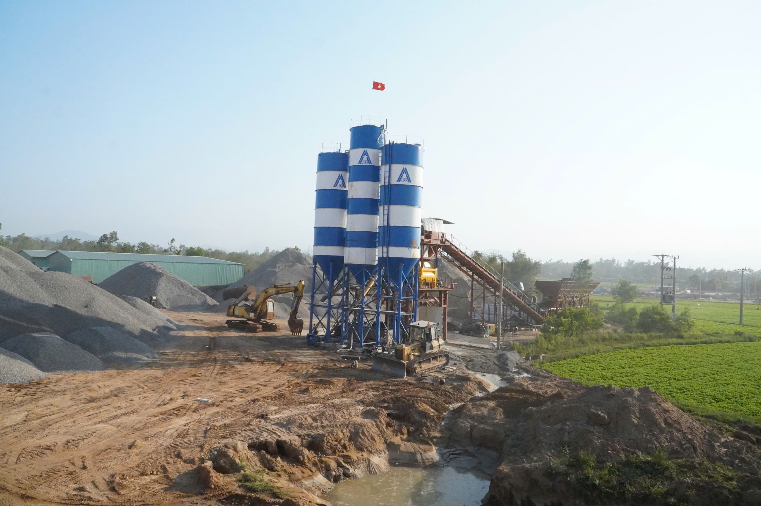 500 phương tiện, máy móc thi công mở rộng Sân bay Phù Cát - Ảnh 5.