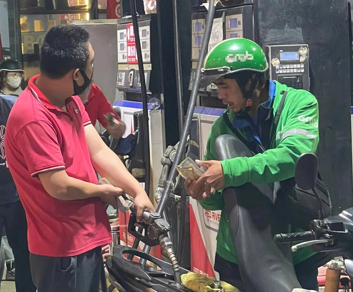 Giá xăng dầu đồng loạt giảm, - Ảnh 1.