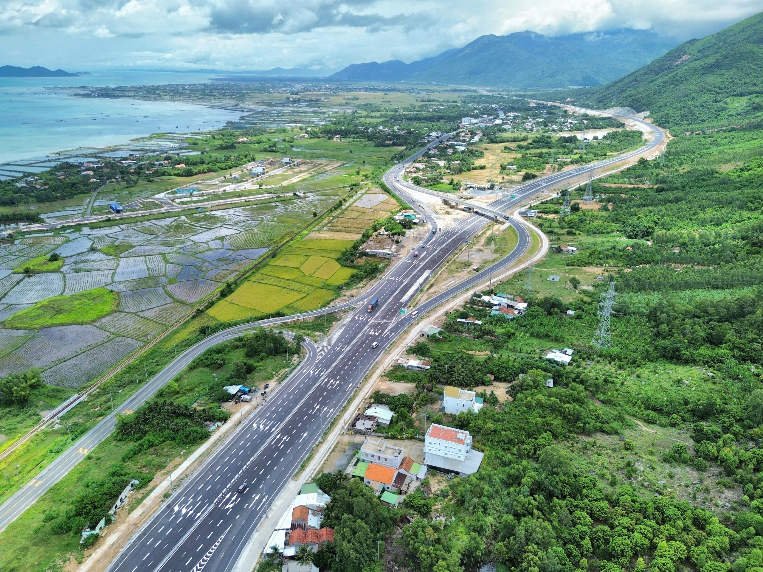 Khánh Hòa gỡ vướng giải phóng mặt bằng Khu kinh tế Vân Phong - Ảnh 2.