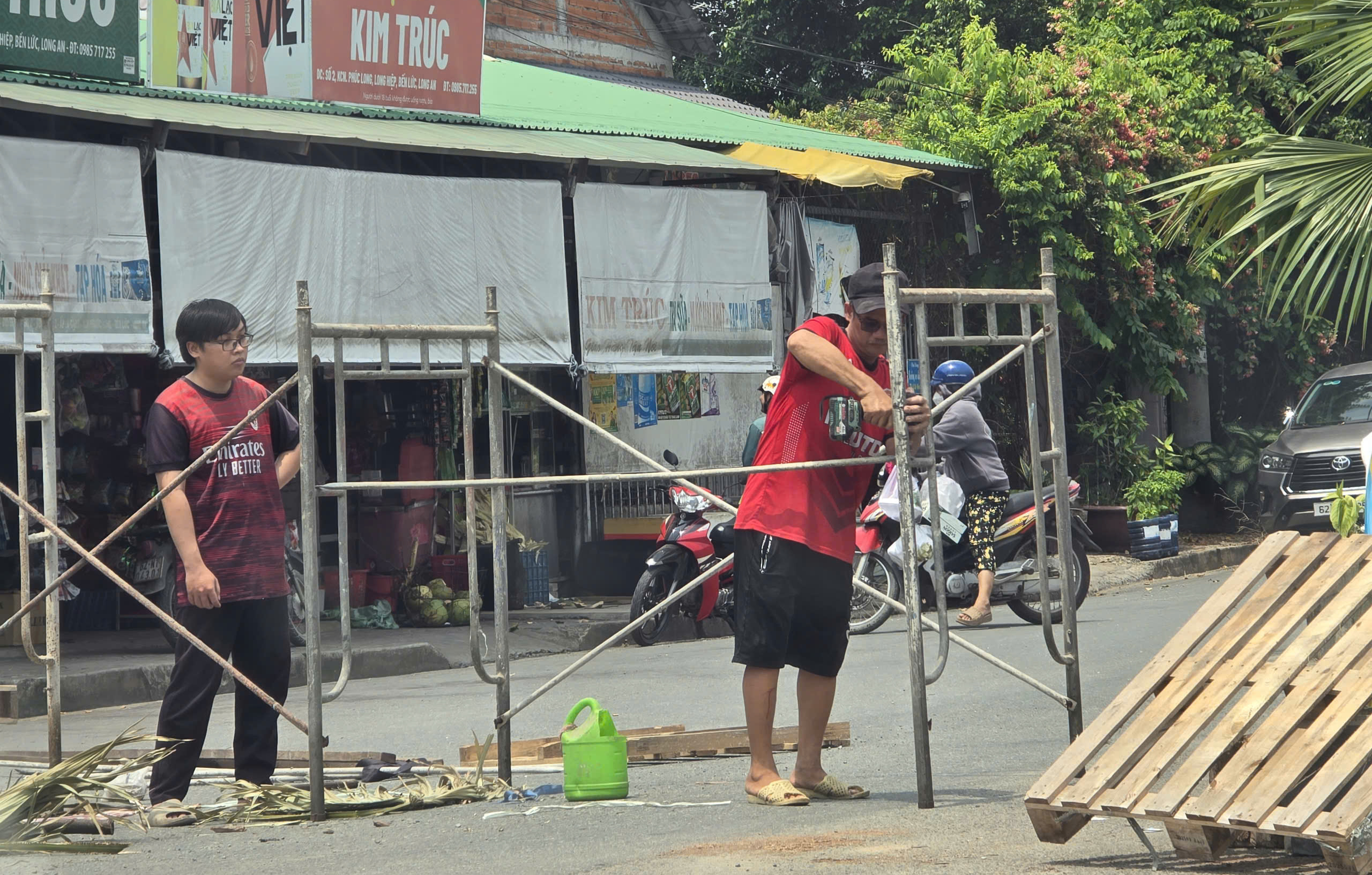 Rào đường vào khu dân cư Phúc Long ở Tây Ninh gây khó khăn cho người dân - Ảnh 1.