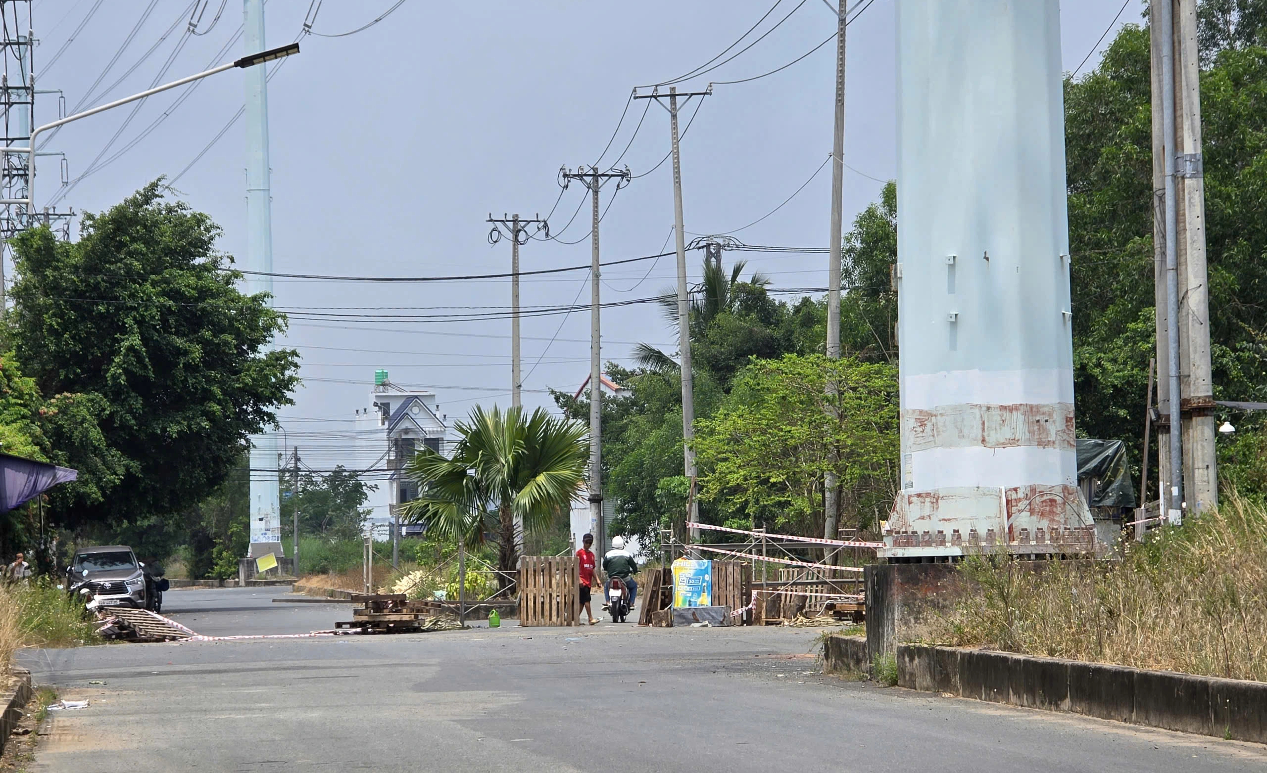 Rào đường vào khu dân cư Phúc Long ở Tây Ninh gây khó khăn cho người dân - Ảnh 2.