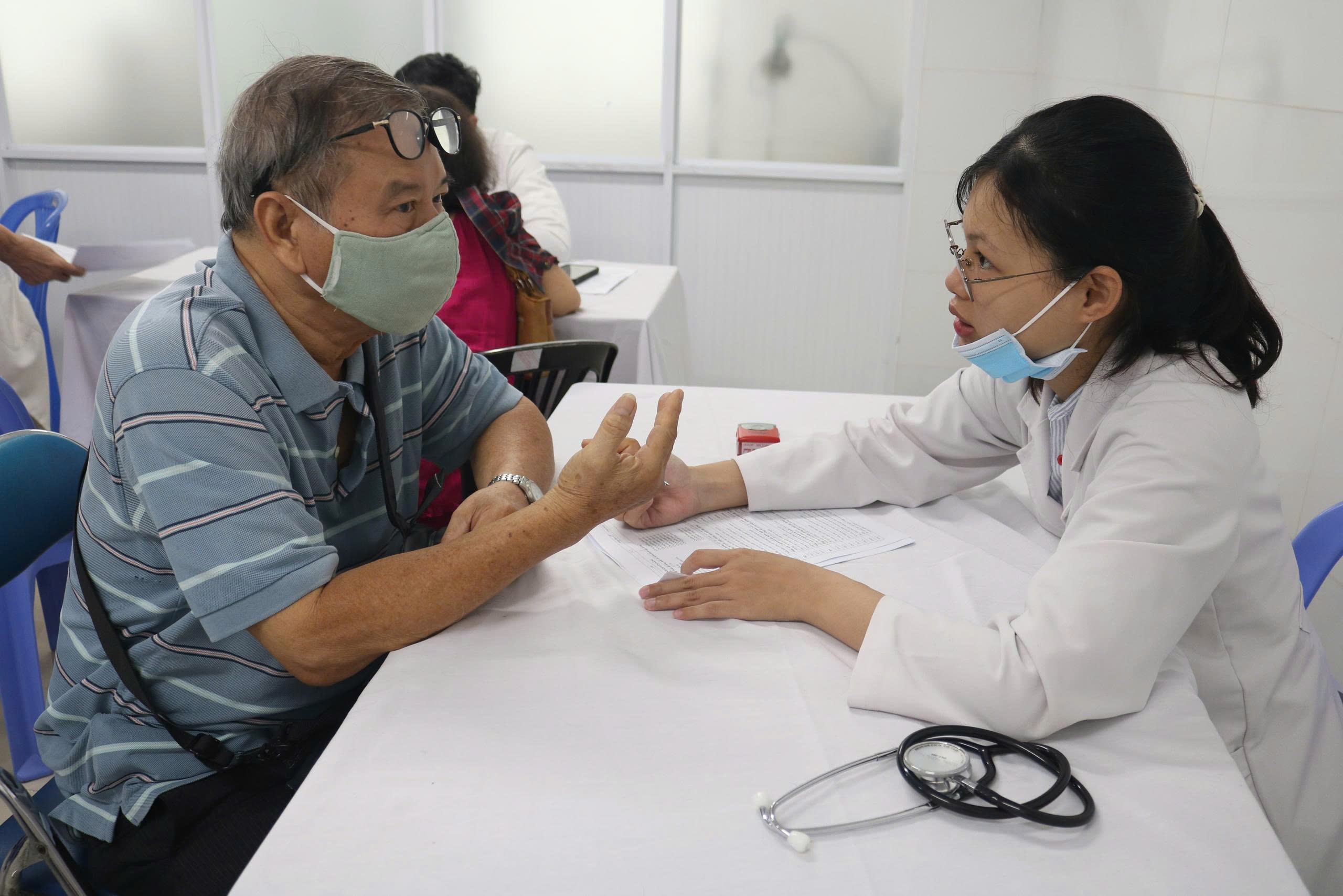 HĐND TP.HCM lưu ý tránh chồng chéo khi xây dựng chính sách y tế mới - Ảnh 2.