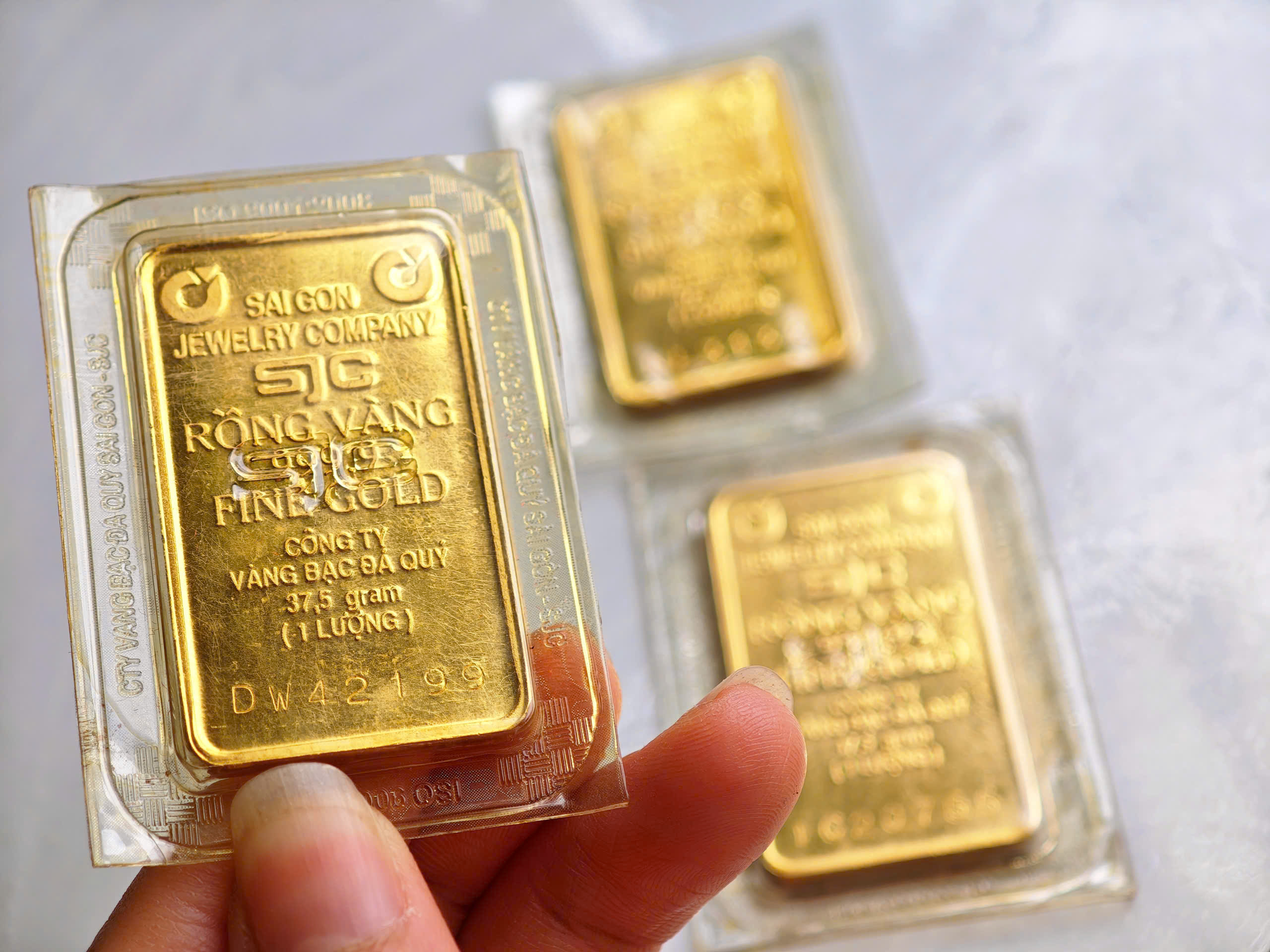 Ngân hàng Nhà nước nói gì khi giá vàng trong nước cao hơn thế giới?- Ảnh 1. Ngân hàng Nhà nước nói gì khi giá vàng trong nước cao hơn thế giới?- Ảnh 1.