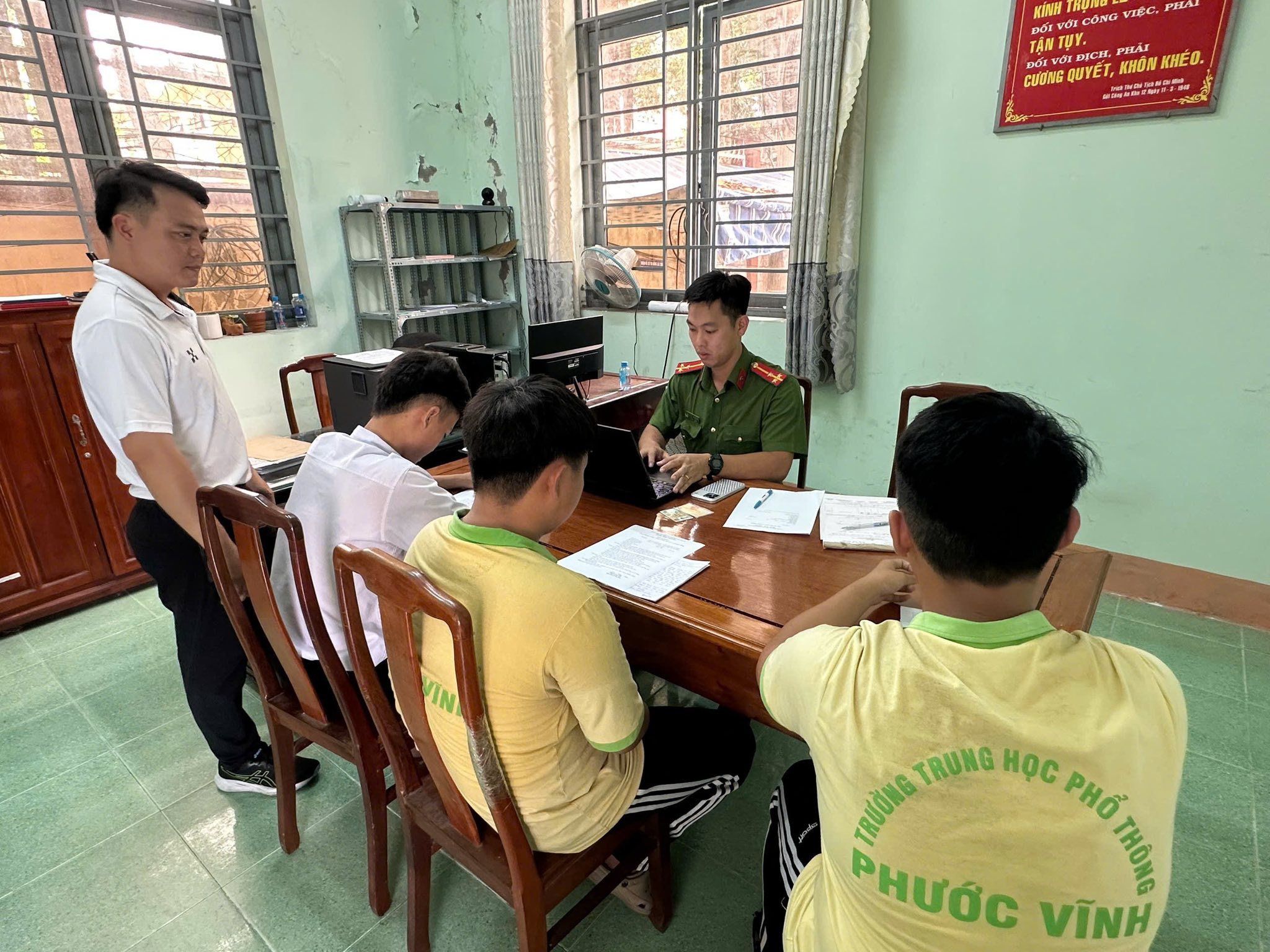 TP.HCM: 2 học sinh lớp 11 'biểu diễn' đứng trên yên xe máy bị xử lý - Ảnh 1.