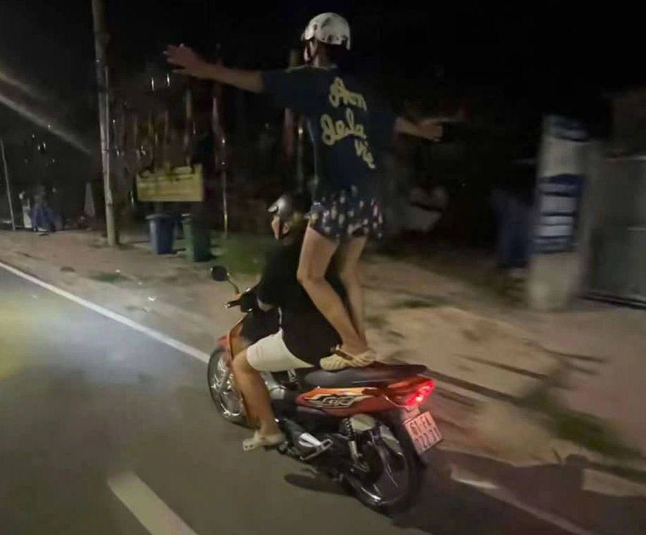 TP.HCM: 2 học sinh lớp 11 'biểu diễn' đứng trên yên xe máy bị xử lý - Ảnh 2.