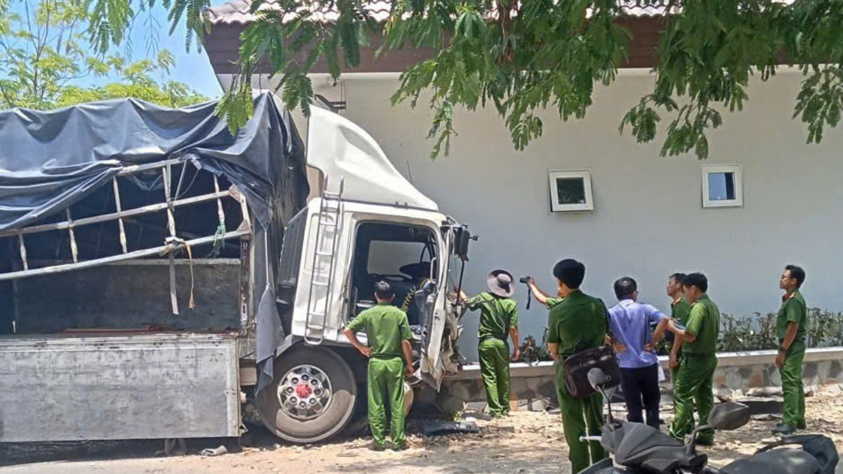 Xe tải lao xuống vực ở Lâm Đồng: Vệt trượt hơn 200 m - Ảnh 1.