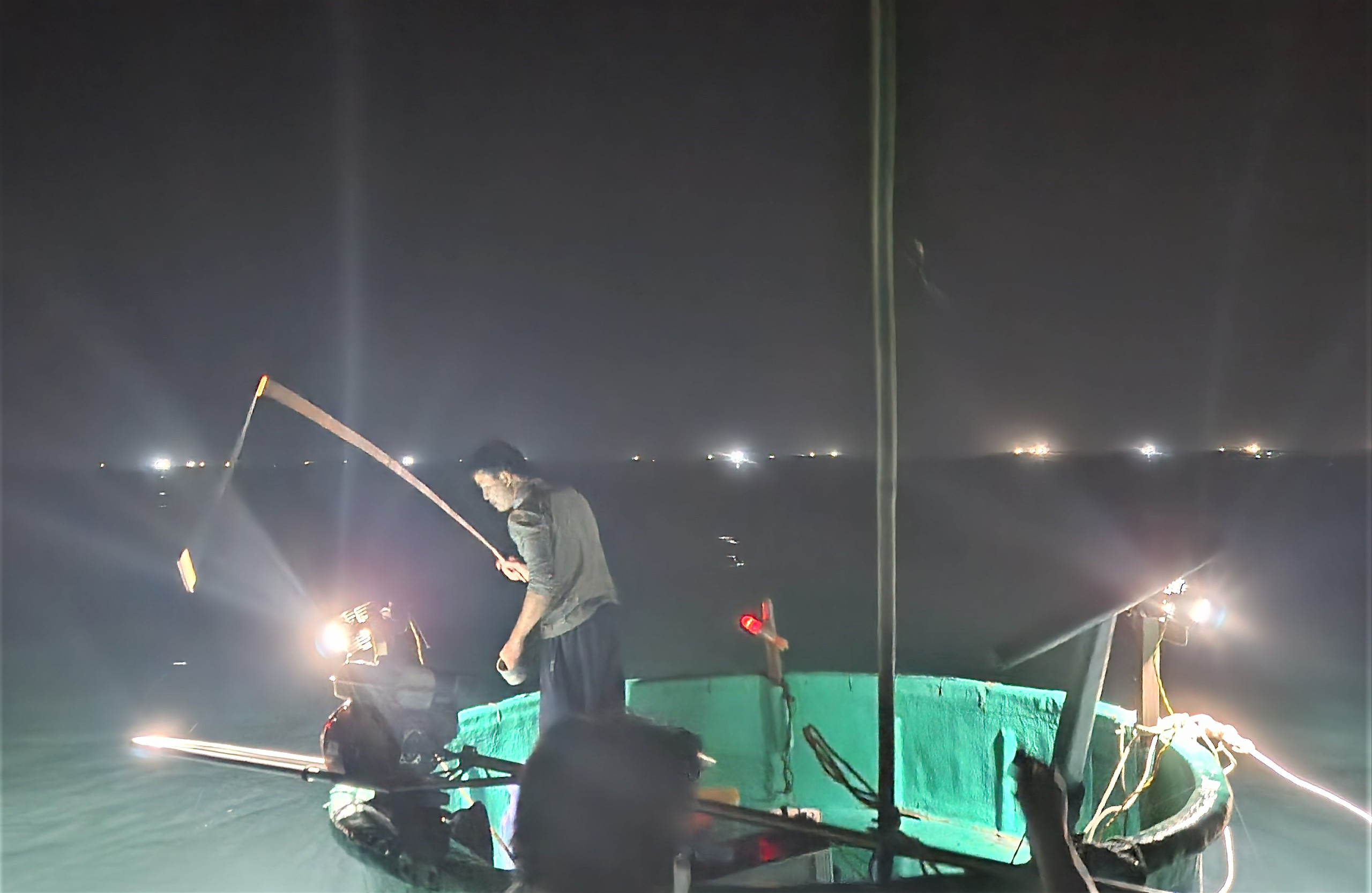 Mùa lộc biển: Theo chân ngư dân săn 'vàng đen'- Ảnh 1.