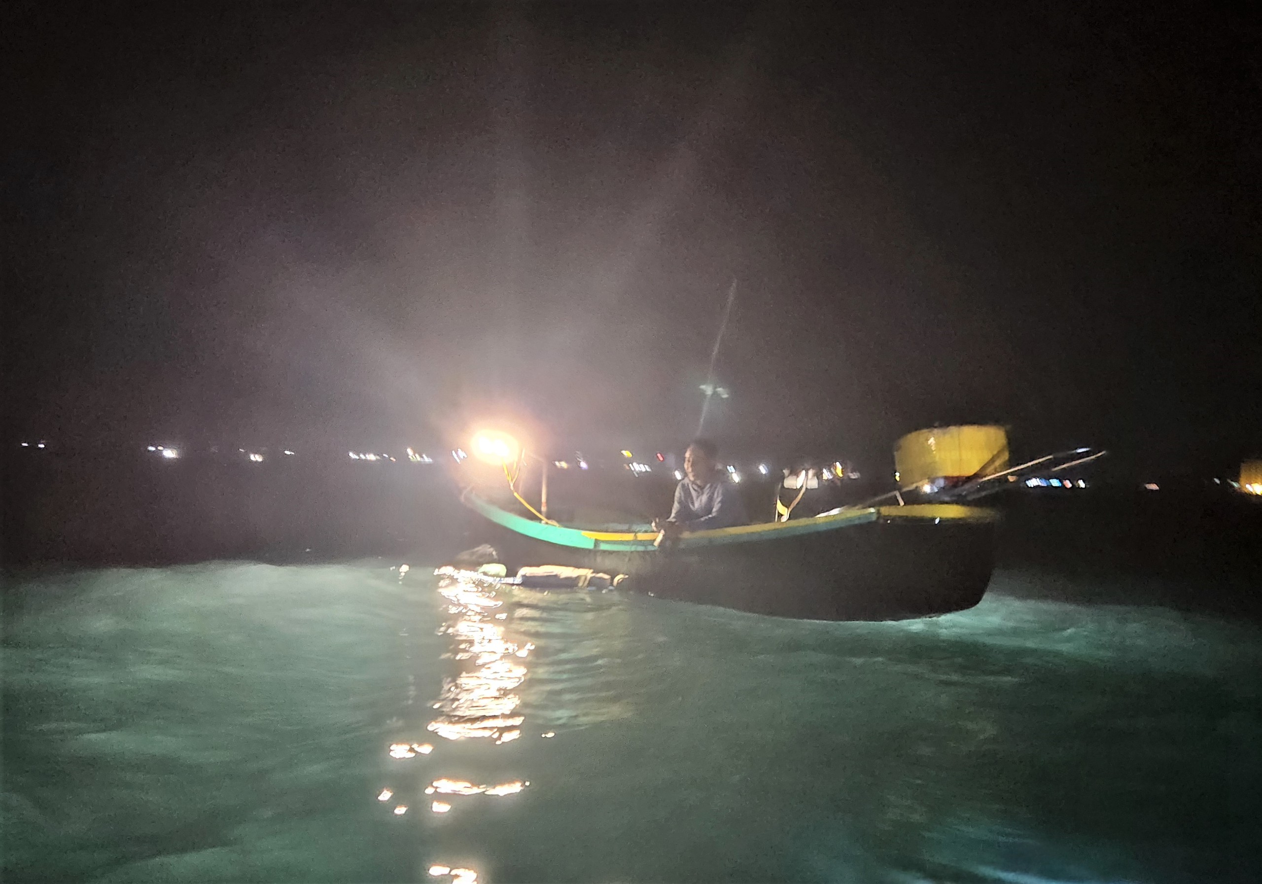 Mùa lộc biển: Theo chân ngư dân săn 'vàng đen'- Ảnh 9.