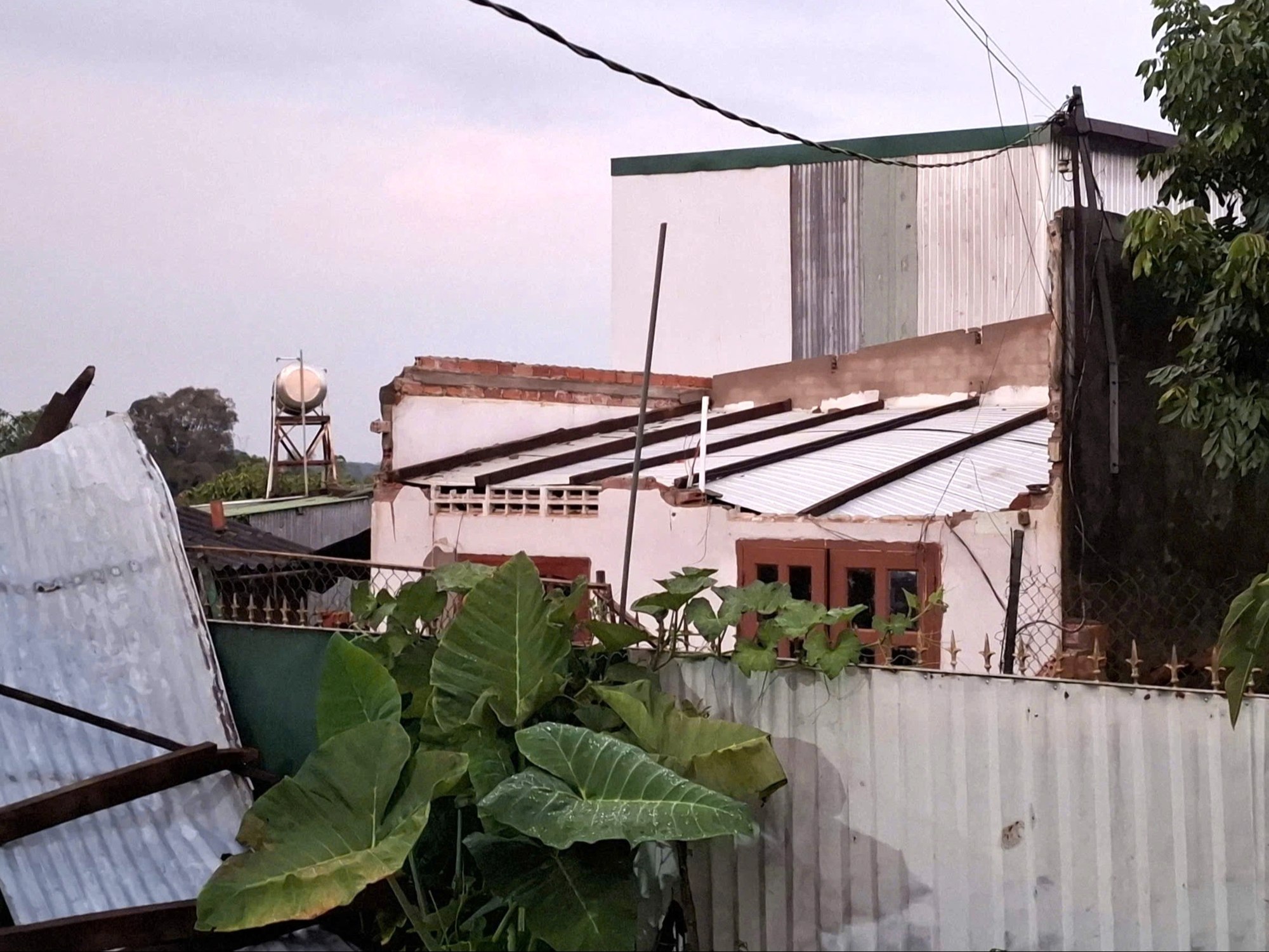 Lốc xoáy tại Bảo Lộc gây tốc mái nhà nhiều nhà dân- Ảnh 1.