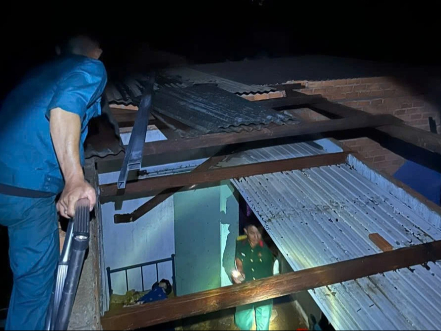 Lốc xoáy tại Bảo Lộc gây tốc mái nhà nhiều nhà dân- Ảnh 3.