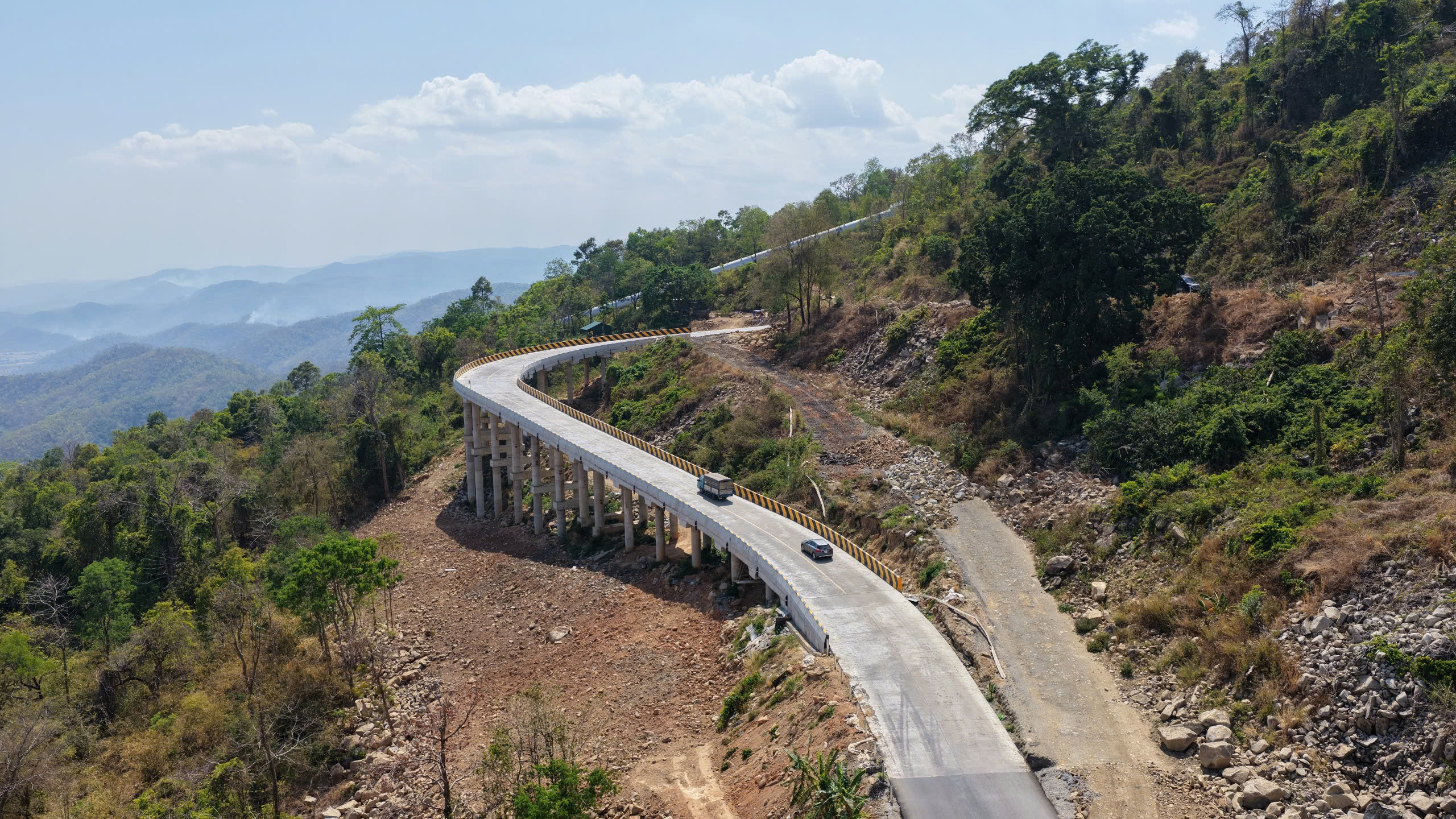 Giá xăng tăng cao khiến tiến độ nâng cấp quốc lộ 28B bị khựng lại - Ảnh 1.