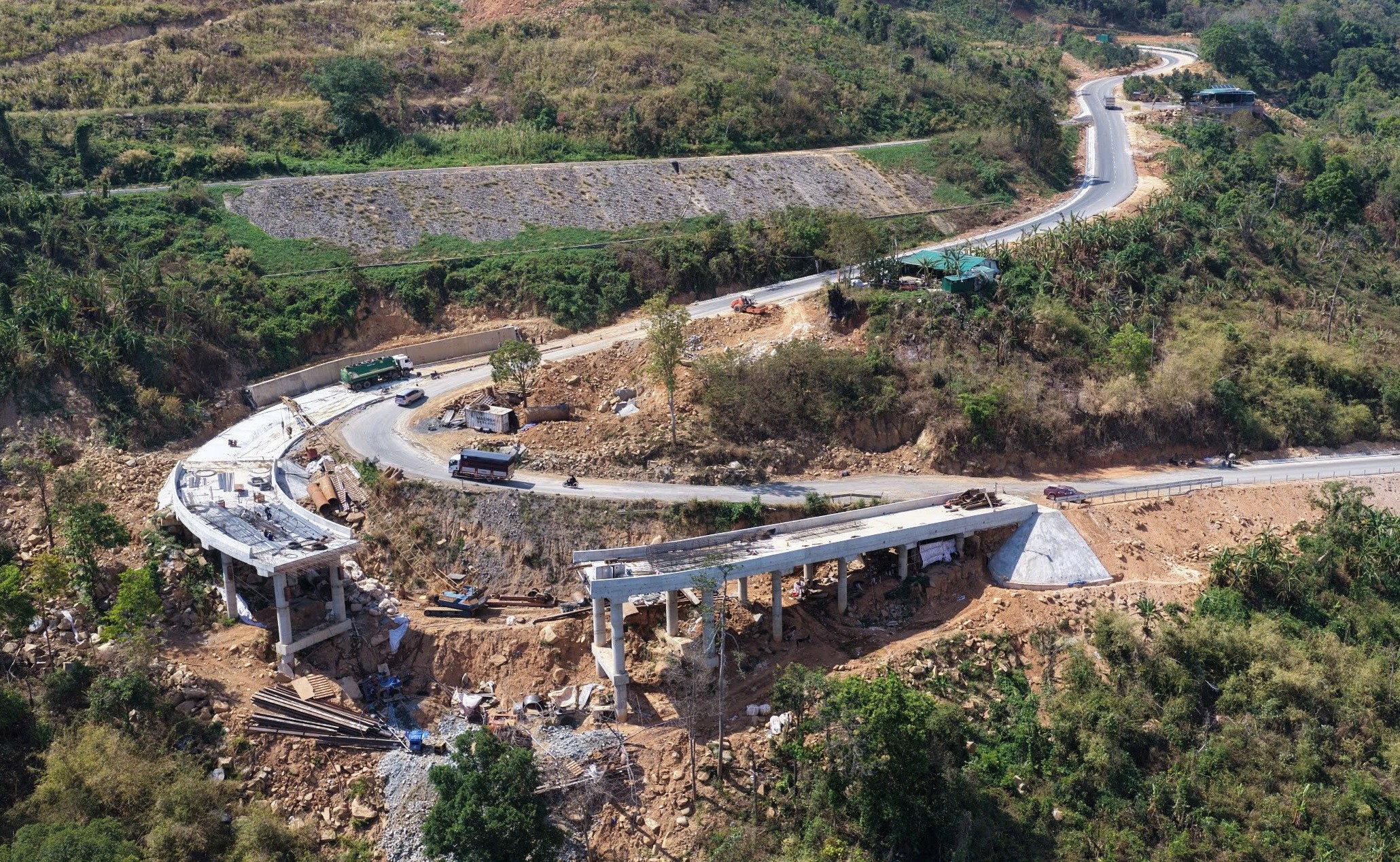 Giá xăng tăng cao khiến tiến độ nâng cấp quốc lộ 28B bị khựng lại - Ảnh 2.