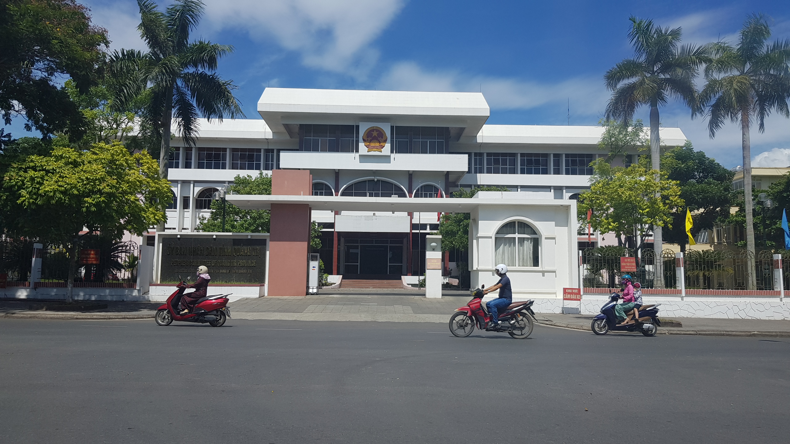 Đề xuất bố trí 230 cán bộ tại trụ sở tỉnh Quảng Trị phục vụ dân sinh - Ảnh 1.