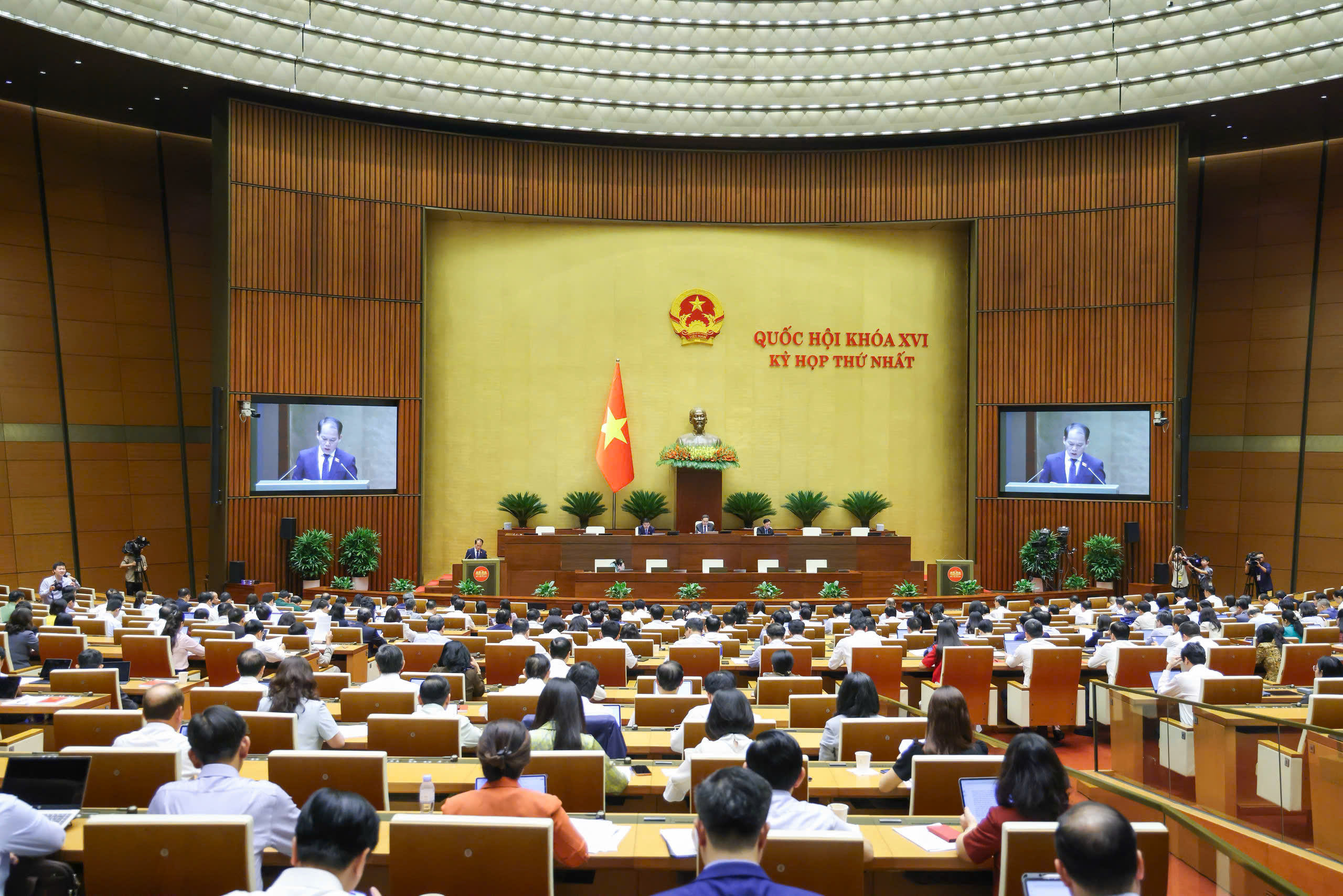 Bộ Chính trị: Nghiên cứu tổng kết, sửa đổi tổng thể Hiến pháp 2013 - Ảnh 2.