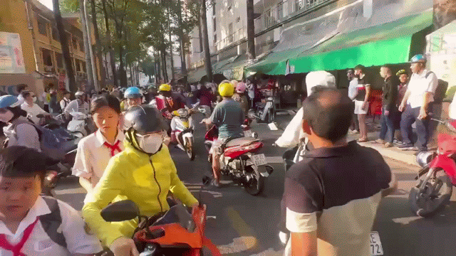 TP.HCM: Xác minh nhóm người dùng ghế, đá hỗn chiến trước cổng trường - Ảnh 1.