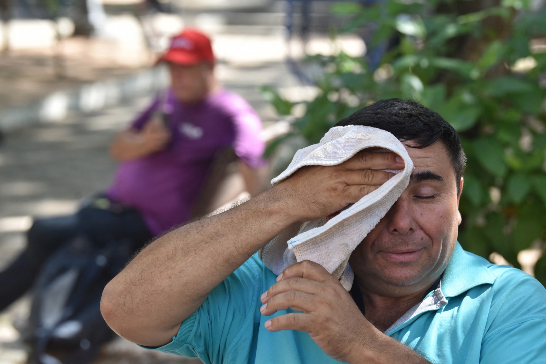 Thế giới oằn mình chống chọi nắng nóng cực đoan - Ảnh 1.