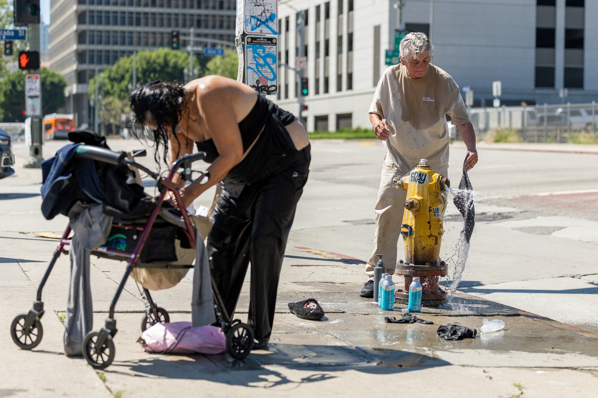 Thế giới oằn mình chống chọi nắng nóng cực đoan - Ảnh 3.