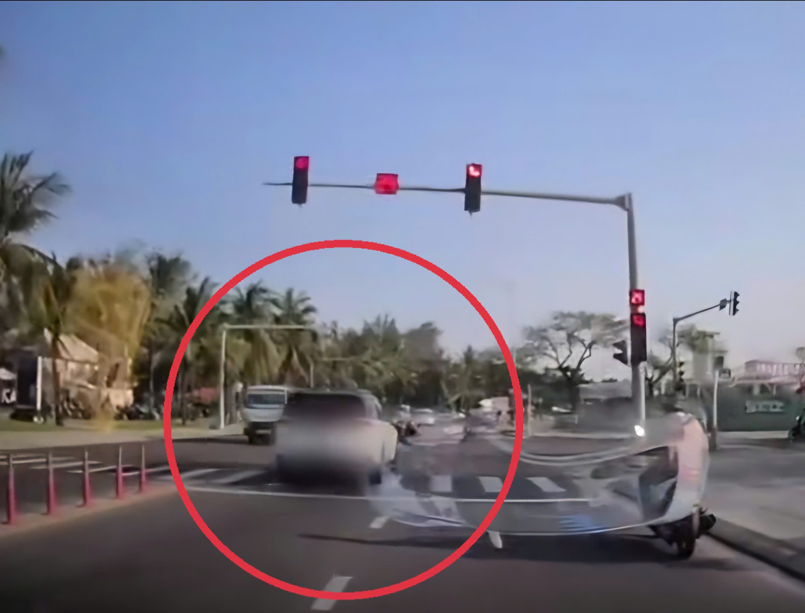 'Lơ là' vài giây, tài xế trả giá đắt khi vượt đèn đỏ ở đường biển Đà Nẵng- Ảnh 1.