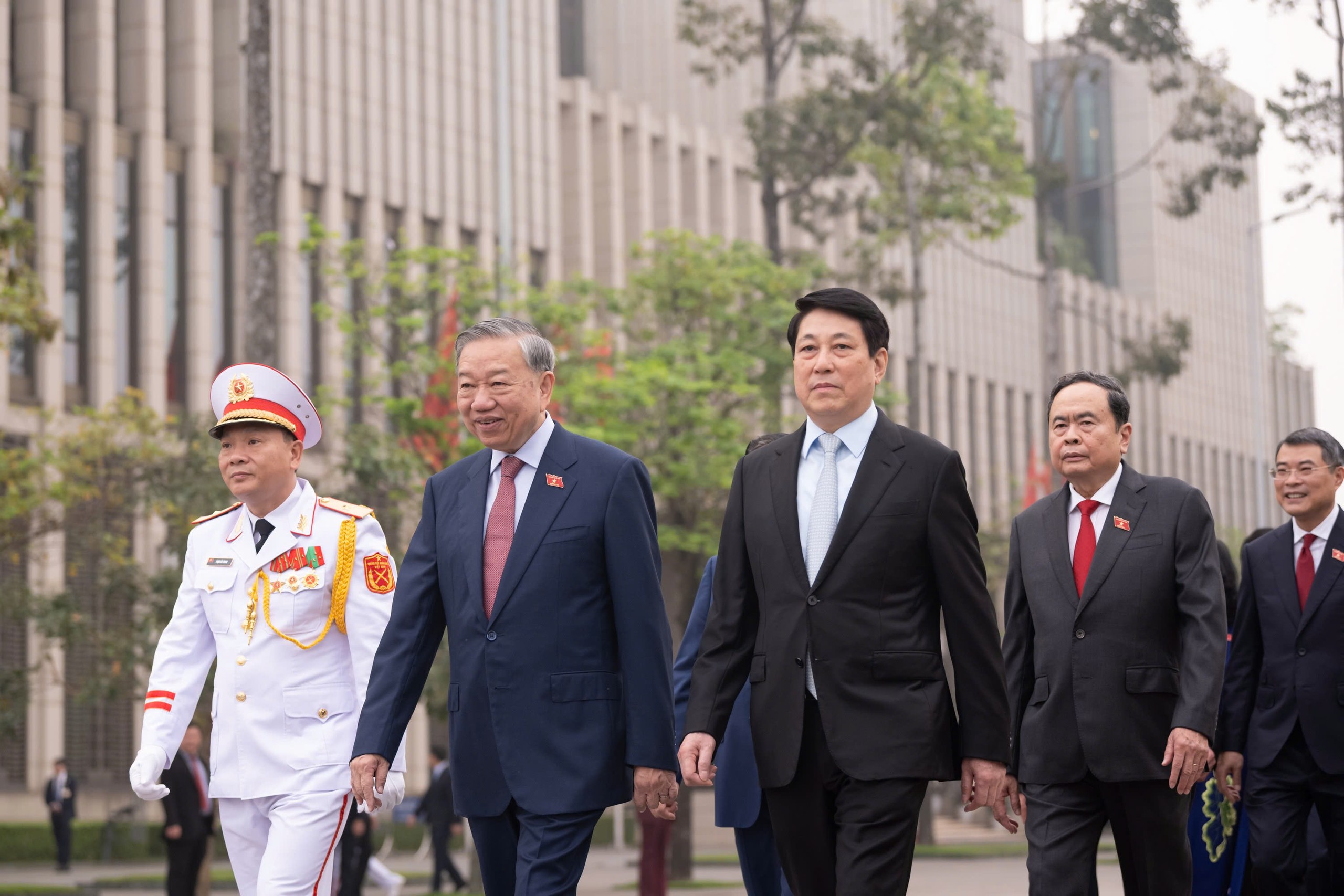 Lãnh đạo Đảng, Nhà nước, đại biểu Quốc hội vào lăng viếng Chủ tịch Hồ Chí Minh - Ảnh 2.