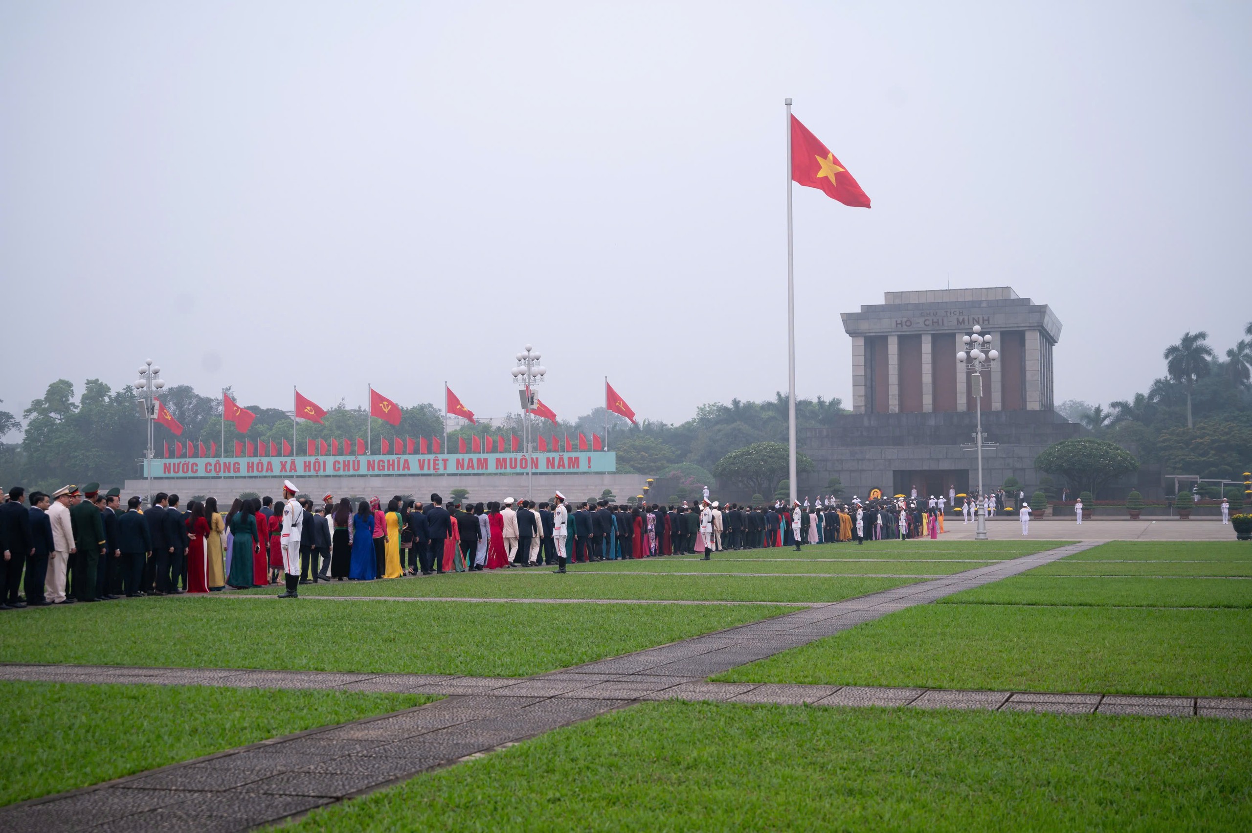 Lãnh đạo Đảng, Nhà nước, đại biểu Quốc hội vào lăng viếng Chủ tịch Hồ Chí Minh - Ảnh 5.
