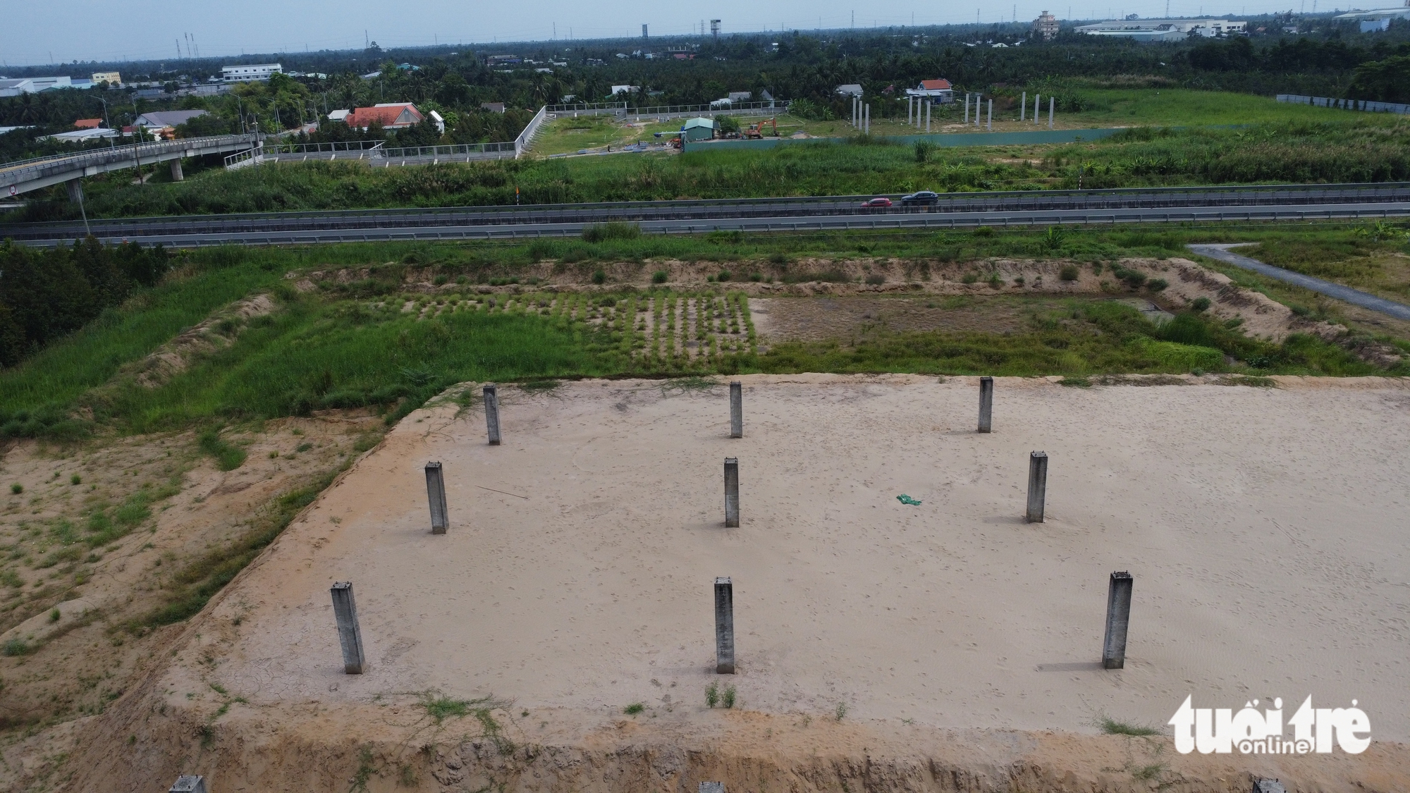 Vì sao trạm dừng nghỉ trên cao tốc về miền Tây làm mãi không xong? - Ảnh 1.