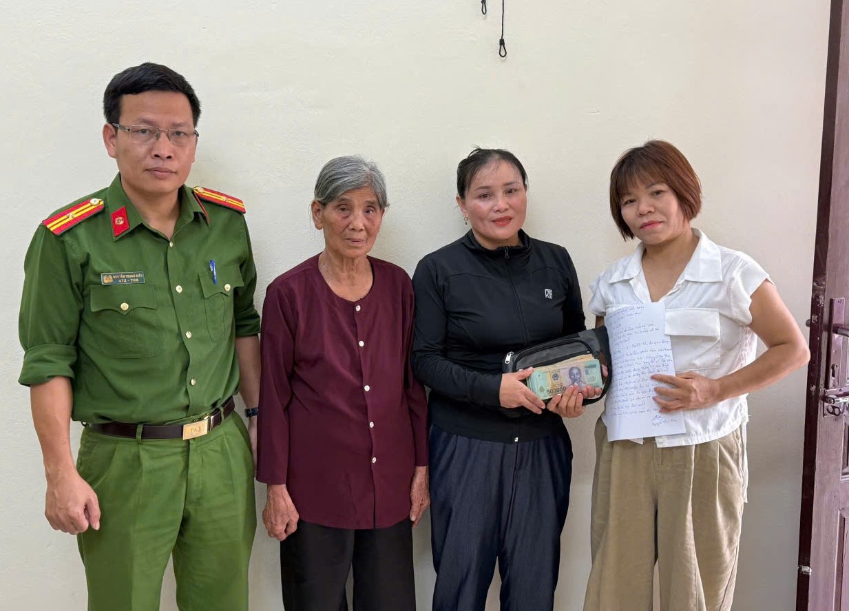 Hai mẹ con nhặt được túi xách chứa nhiều tiền liền báo công an tìm người trả lại - Ảnh 1.