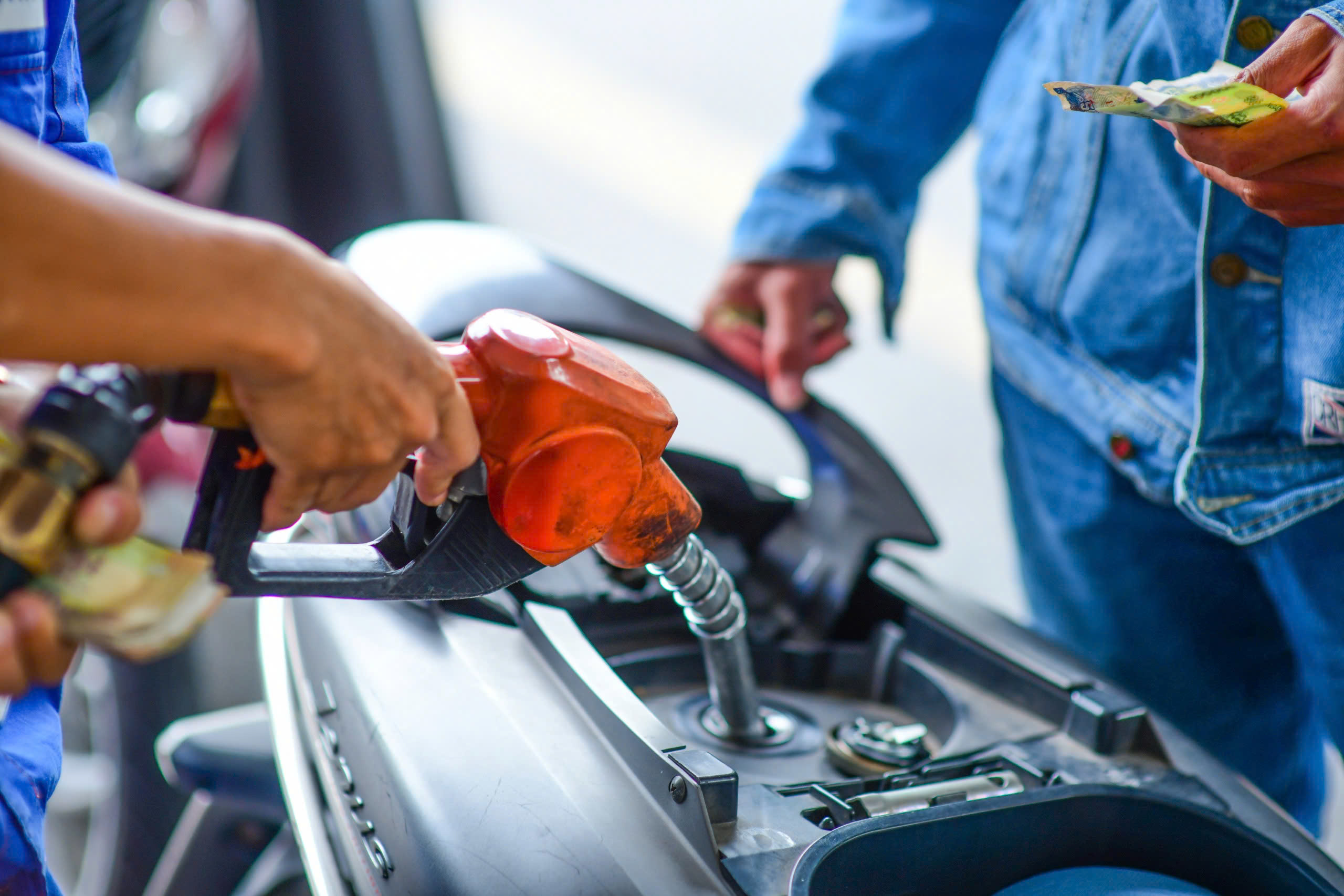 Bộ Công Thương hỏa tốc yêu cầu siết kinh doanh, vận chuyển xăng dầu ở biên giới - Ảnh 1. xăng dầu - Ảnh 1.