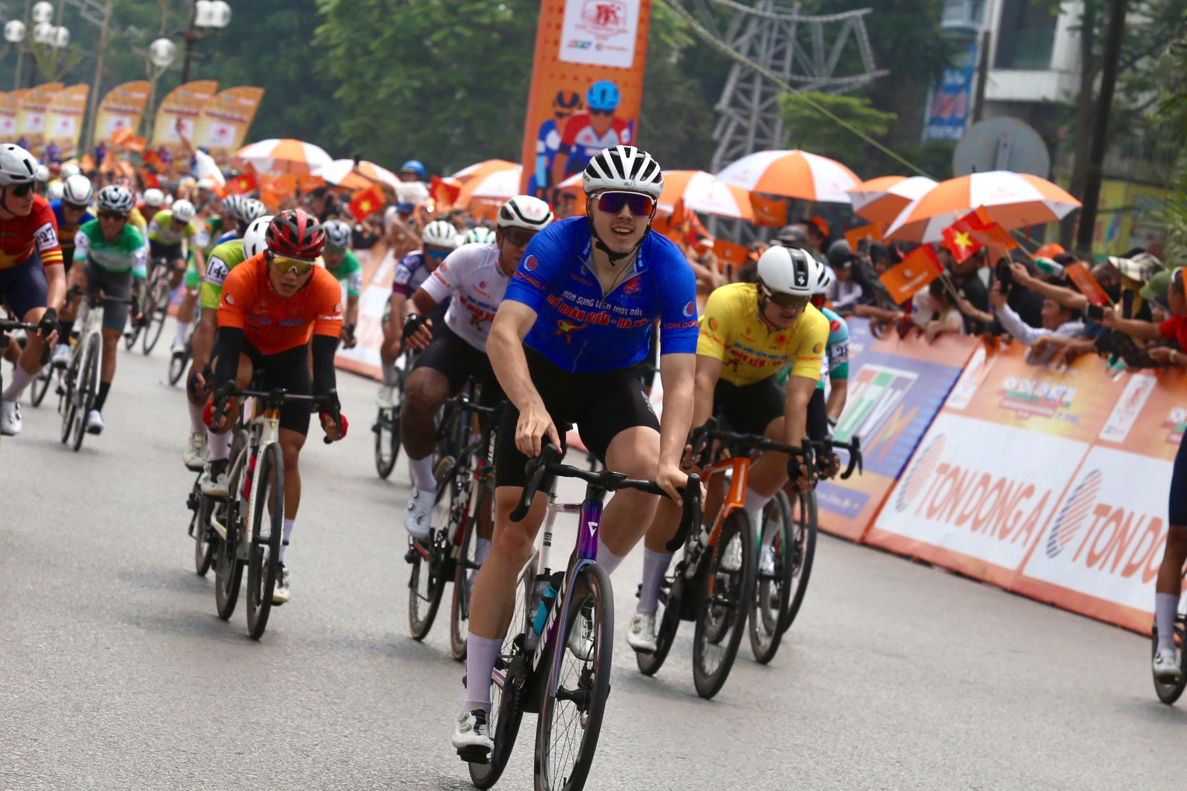 Cúp truyền hình - Ảnh 1.