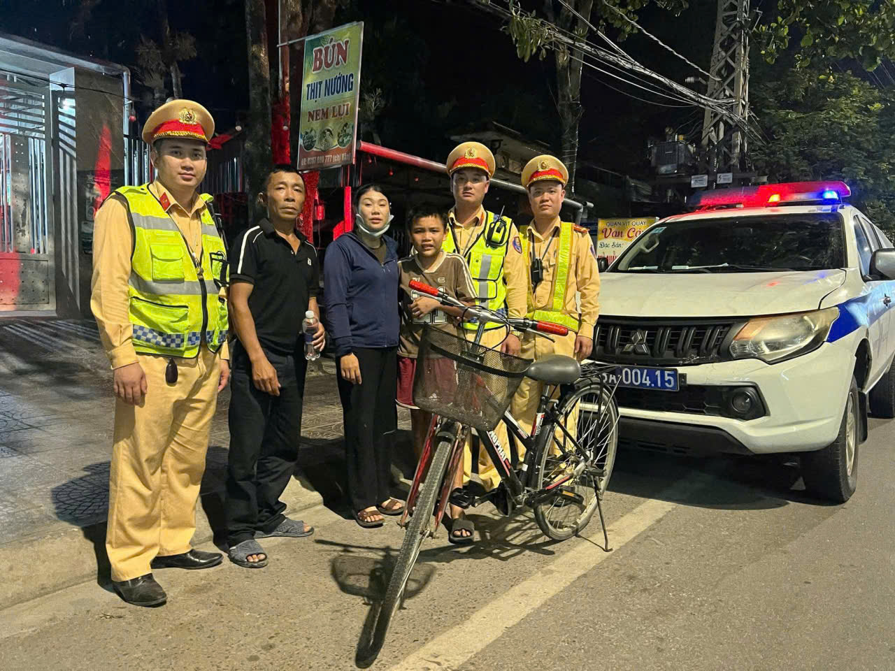 Cháu bé đạp xe 150km từ Hà Tĩnh vào Quảng Trị giữa đêm khuya vì ...đi lạc - Ảnh 1.