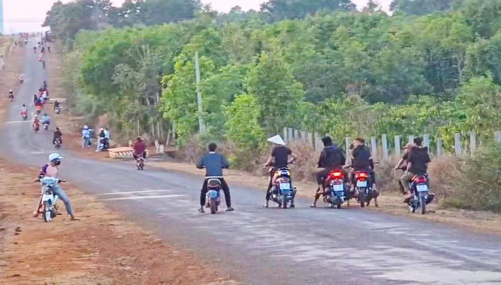 30 thanh niên 'làm xiếc' với xe máy trên đường ở Gia Lai bị phạt 110 triệu đồng - Ảnh 1.