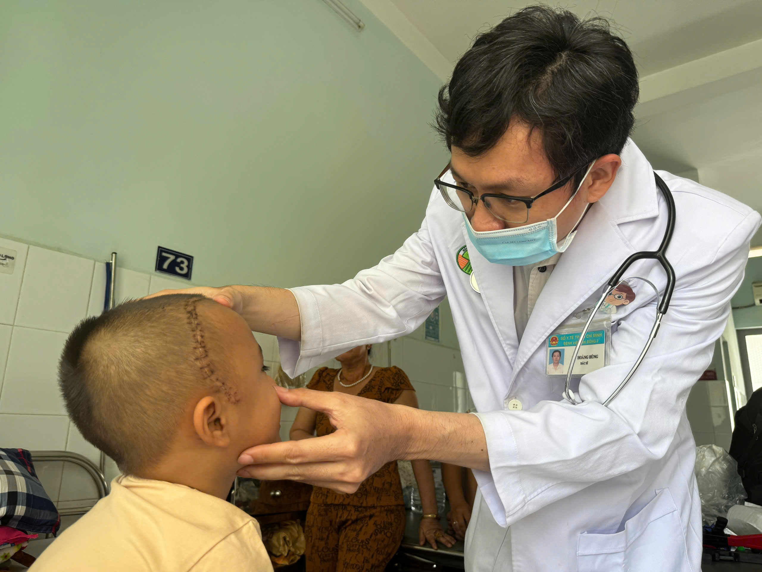 Bé trai 4 tuổi bị viên bi sắt găm vào hố sọ do nghịch ná bắn chim - Ảnh 1.