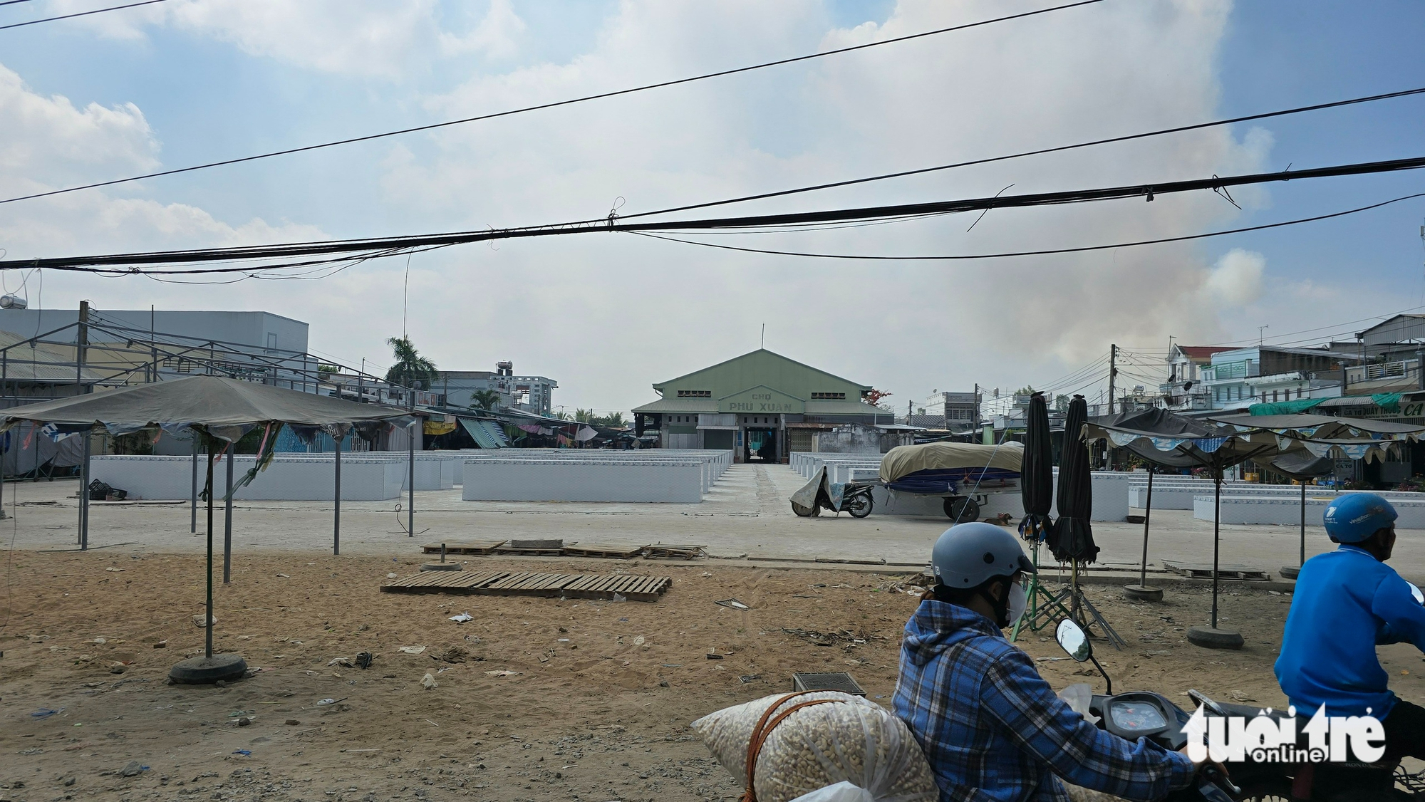Chợ Phú Xuân nâng cấp hơn 2,8 tỉ đồng nhưng tiểu thương vẫn bán lề đường - Ảnh 1.