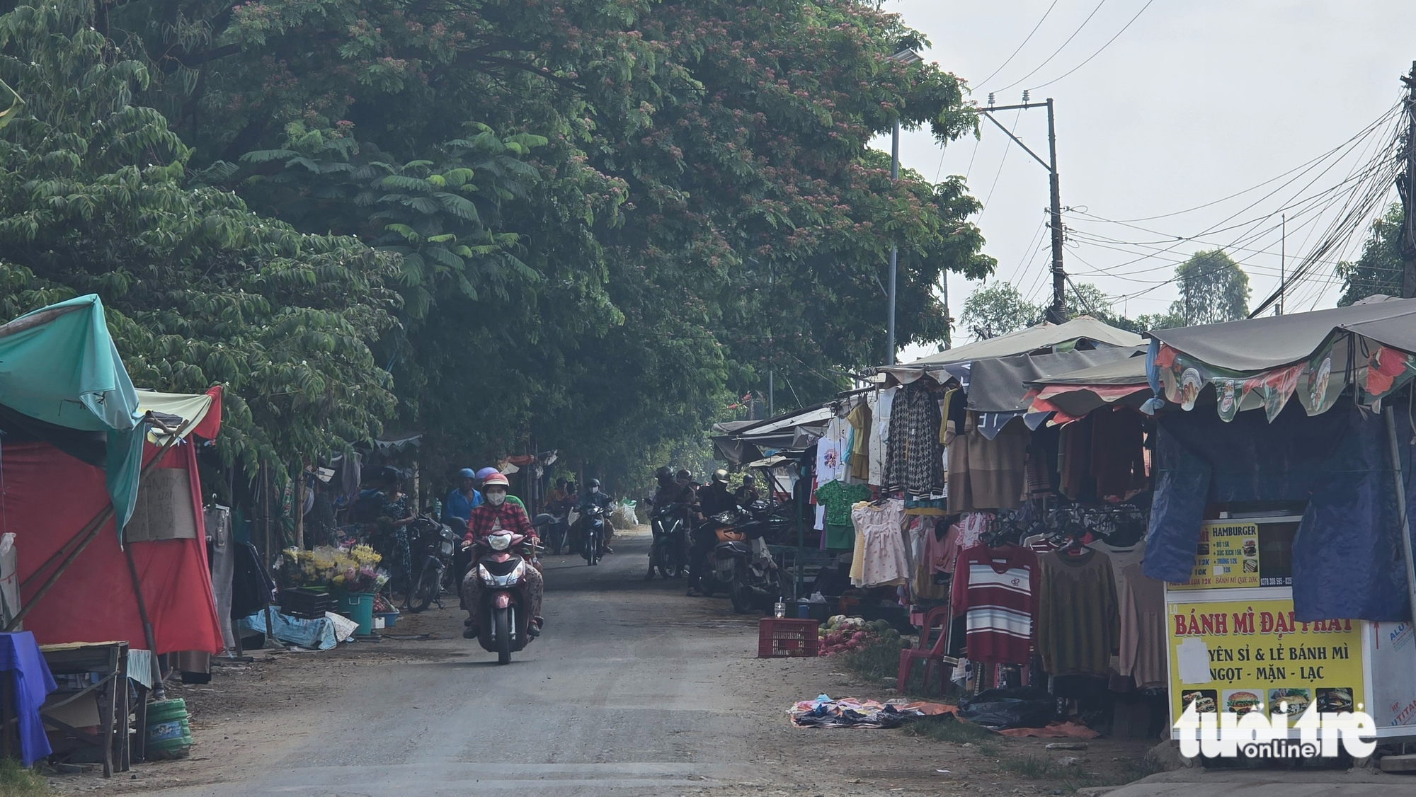 Chợ Phú Xuân nâng cấp hơn 2,8 tỉ đồng nhưng tiểu thương vẫn bán lề đường - Ảnh 2.