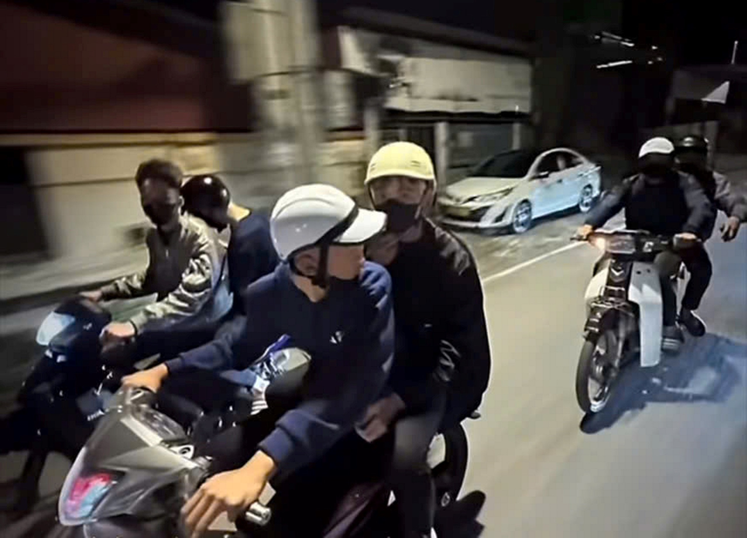 Khoe lái xe lạng lách lên mạng, nhóm thanh thiếu niên bị cảnh sát 'hốt gọn' - Ảnh 1.