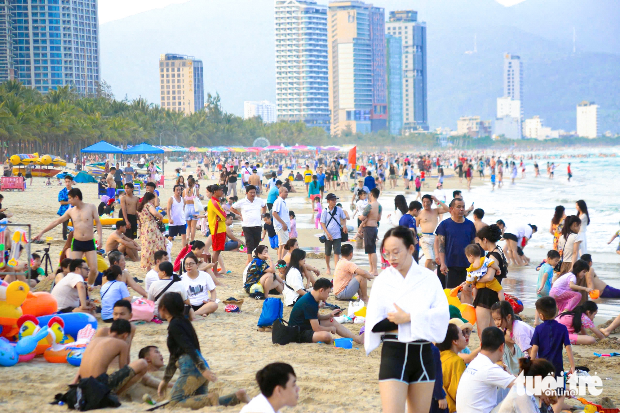 Nắng gắt đầu hè, hàng ngàn người đến 'bãi biển đẹp nhất hành tinh' giải nhiệt - Ảnh 1.