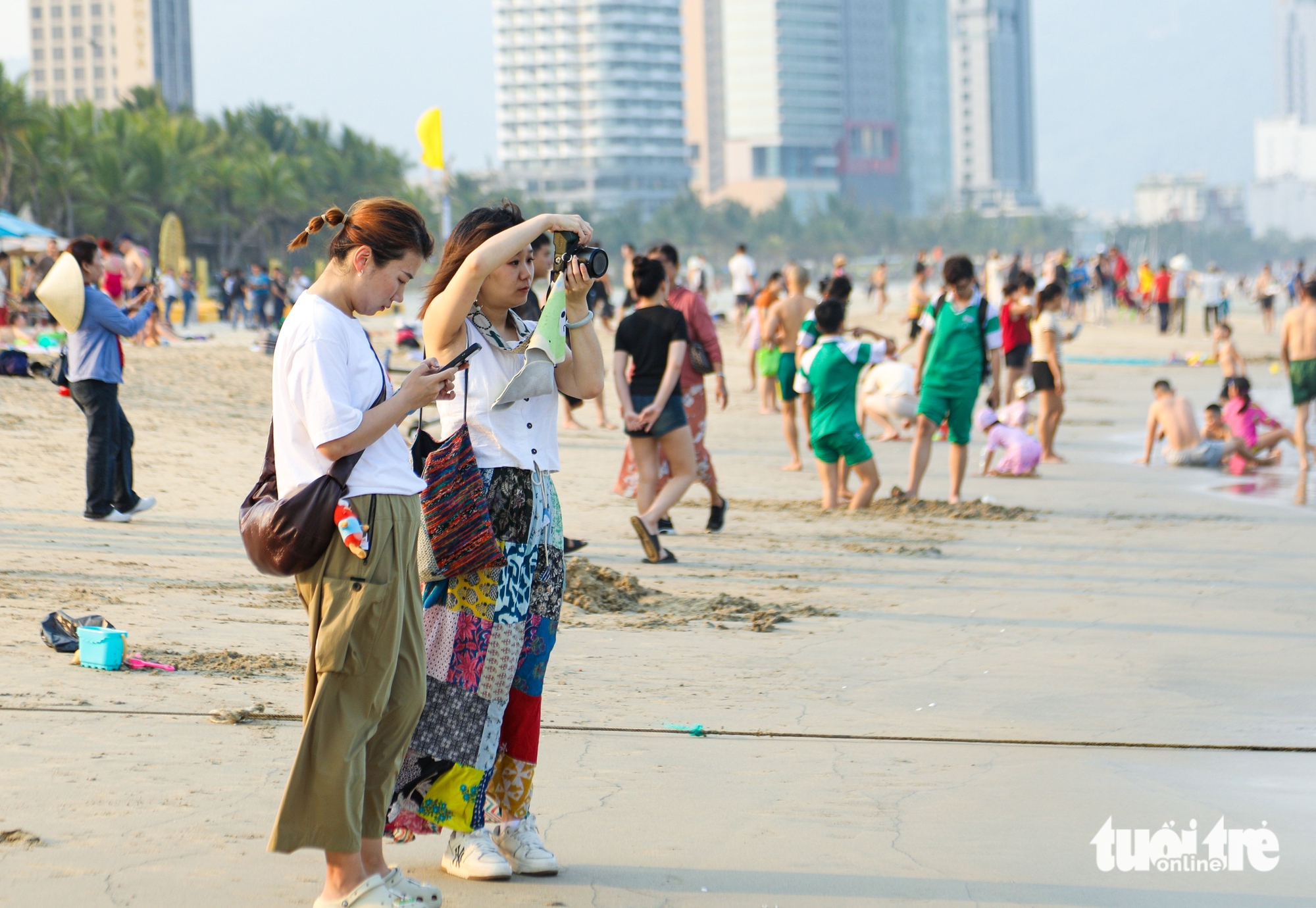 Nắng gắt đầu hè, hàng ngàn người đến 'bãi biển đẹp nhất hành tinh' giải nhiệt - Ảnh 6.