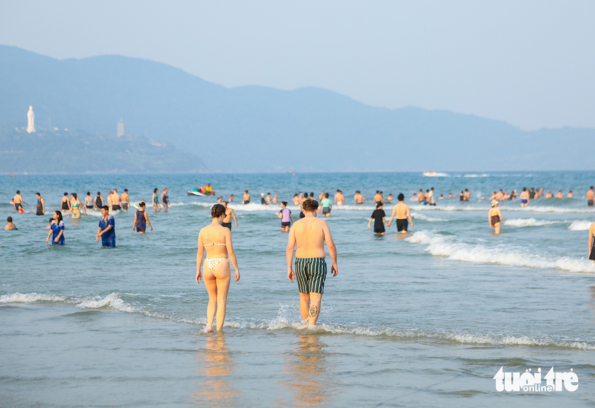 Nắng gắt đầu hè, hàng ngàn người đến 'bãi biển đẹp nhất hành tinh' giải nhiệt - Ảnh 8.