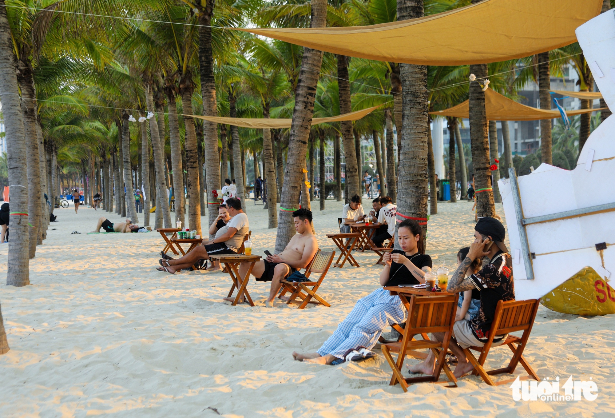 Nắng gắt đầu hè, hàng ngàn người đến 'bãi biển đẹp nhất hành tinh' giải nhiệt - Ảnh 9.