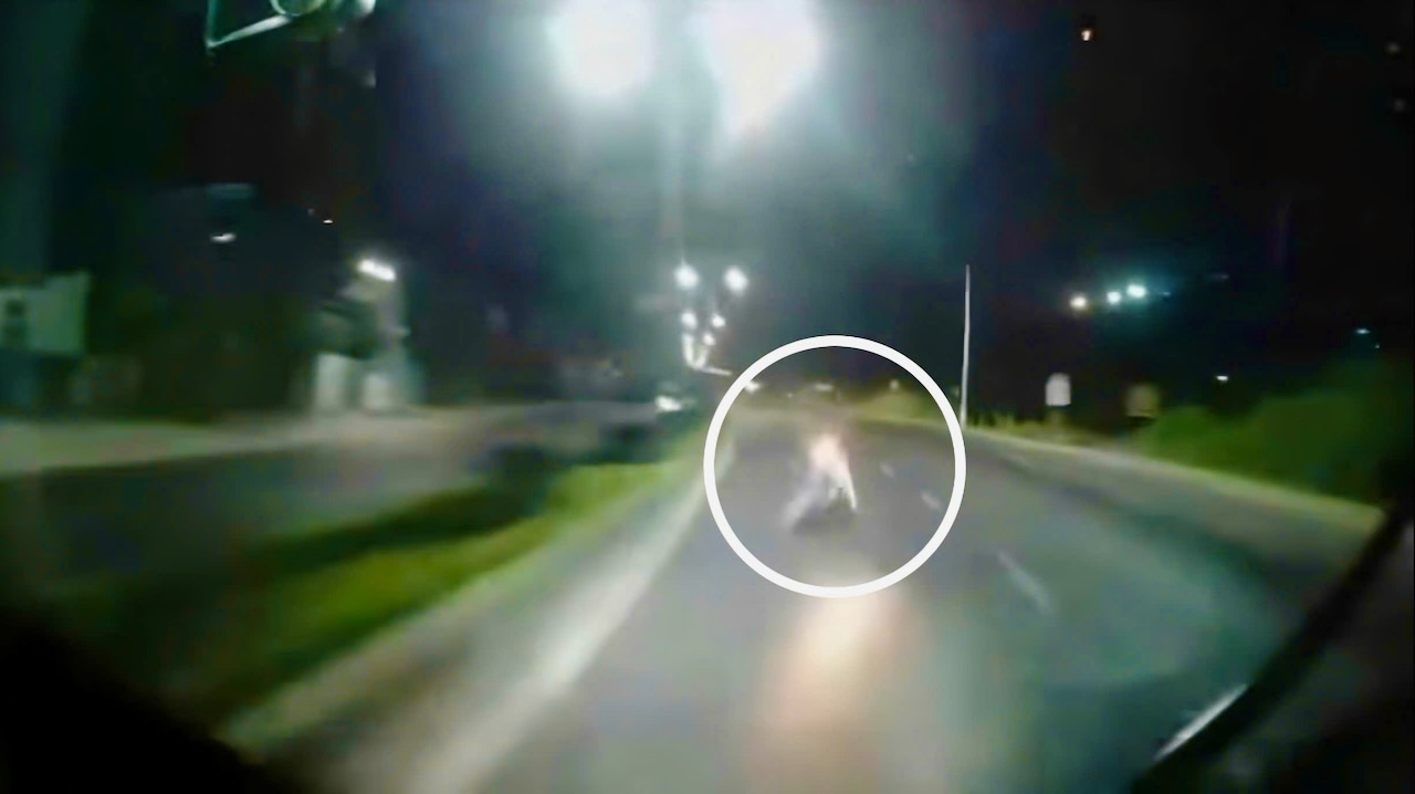 Đi ngược chiều trên quốc lộ, người đàn ông bị xe khách tông chết - Ảnh 1.