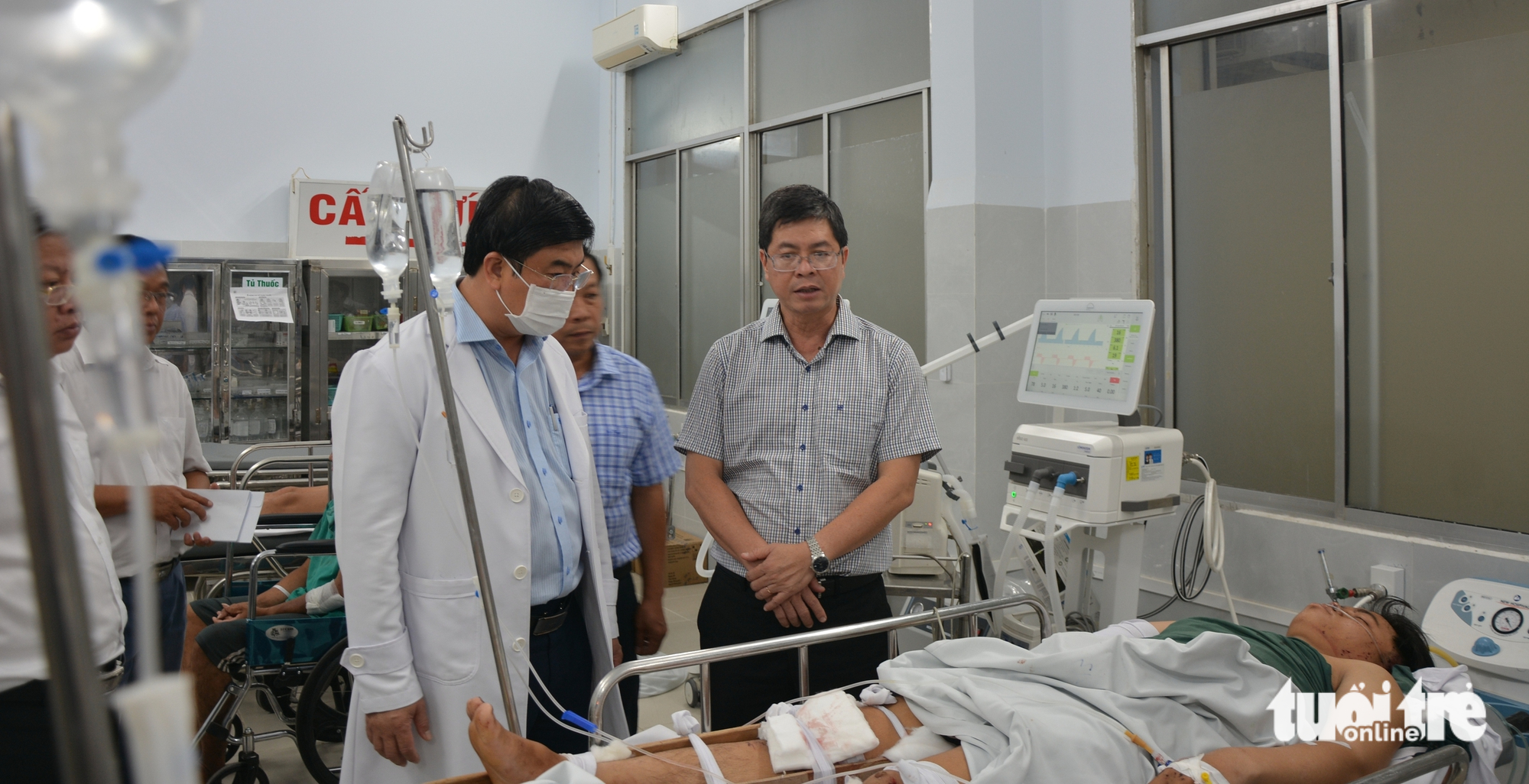 Chuyển 2 thợ lặn trong vụ xe khách lao xuống vực Bình Thuận sang Bệnh viện Chợ Rẫy - Ảnh 1.