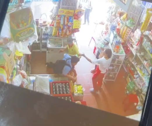 Làm rõ clip người đàn ông đánh học sinh trong tiệm tạp hóa ở Huế - Ảnh 1.