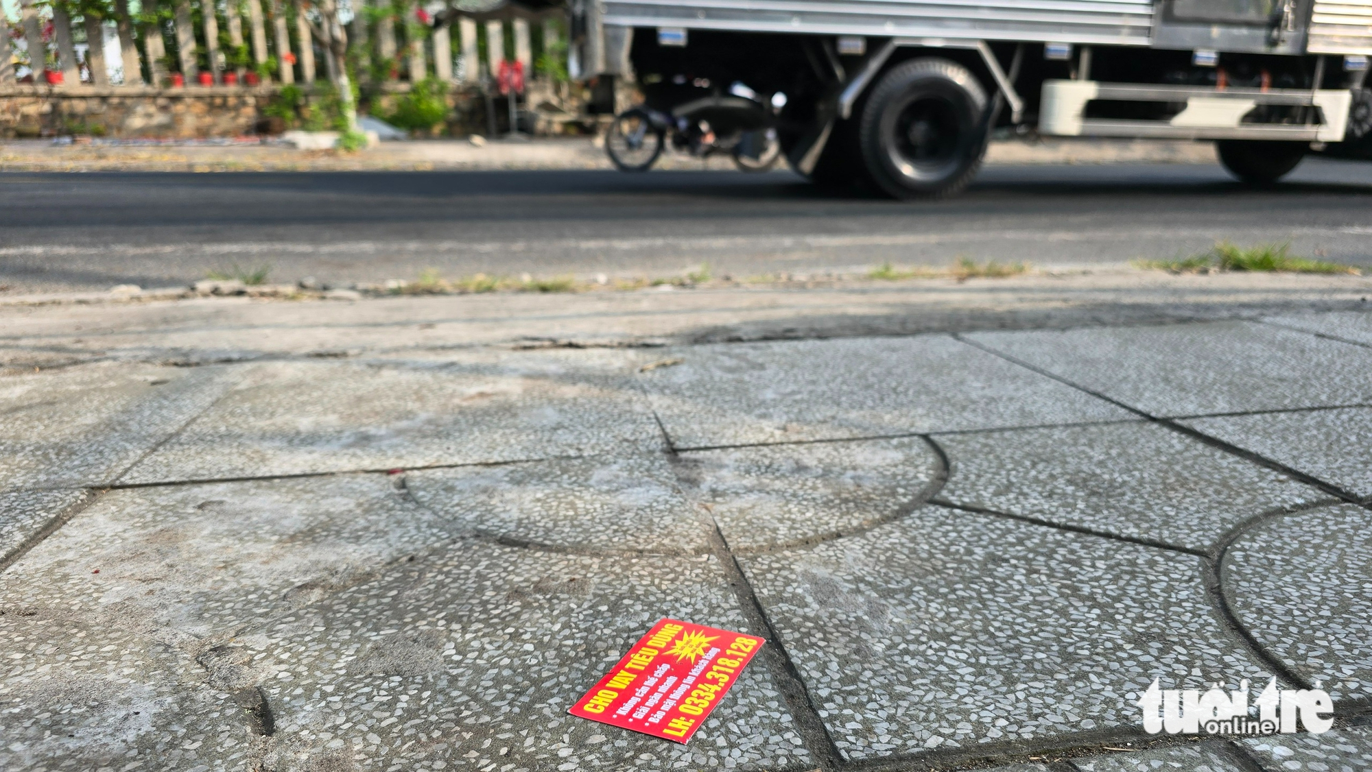 Dán quảng cáo 'cho vay', bị xử phạt hành chính - Ảnh 3.