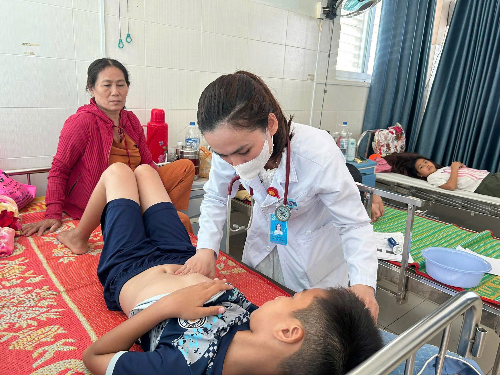 Vụ ngộ độc bánh mì mới ở Quảng Ngãi, lại là vi khuẩn Salmonella - Ảnh 1.