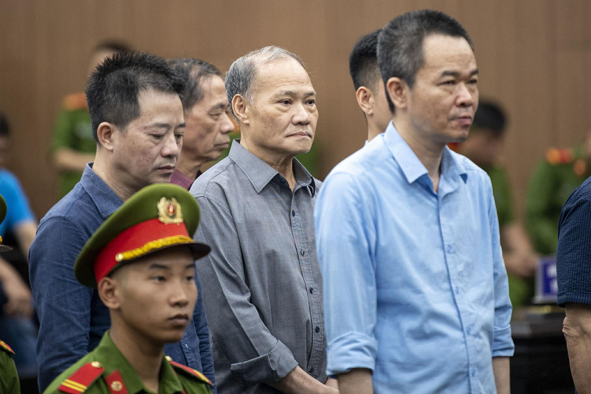 Vụ hối lộ 40 tỉ: Cựu thứ trưởng lãnh 4 năm tù, cựu cục phó bỏ trốn lãnh 5 năm tù - Ảnh 1.