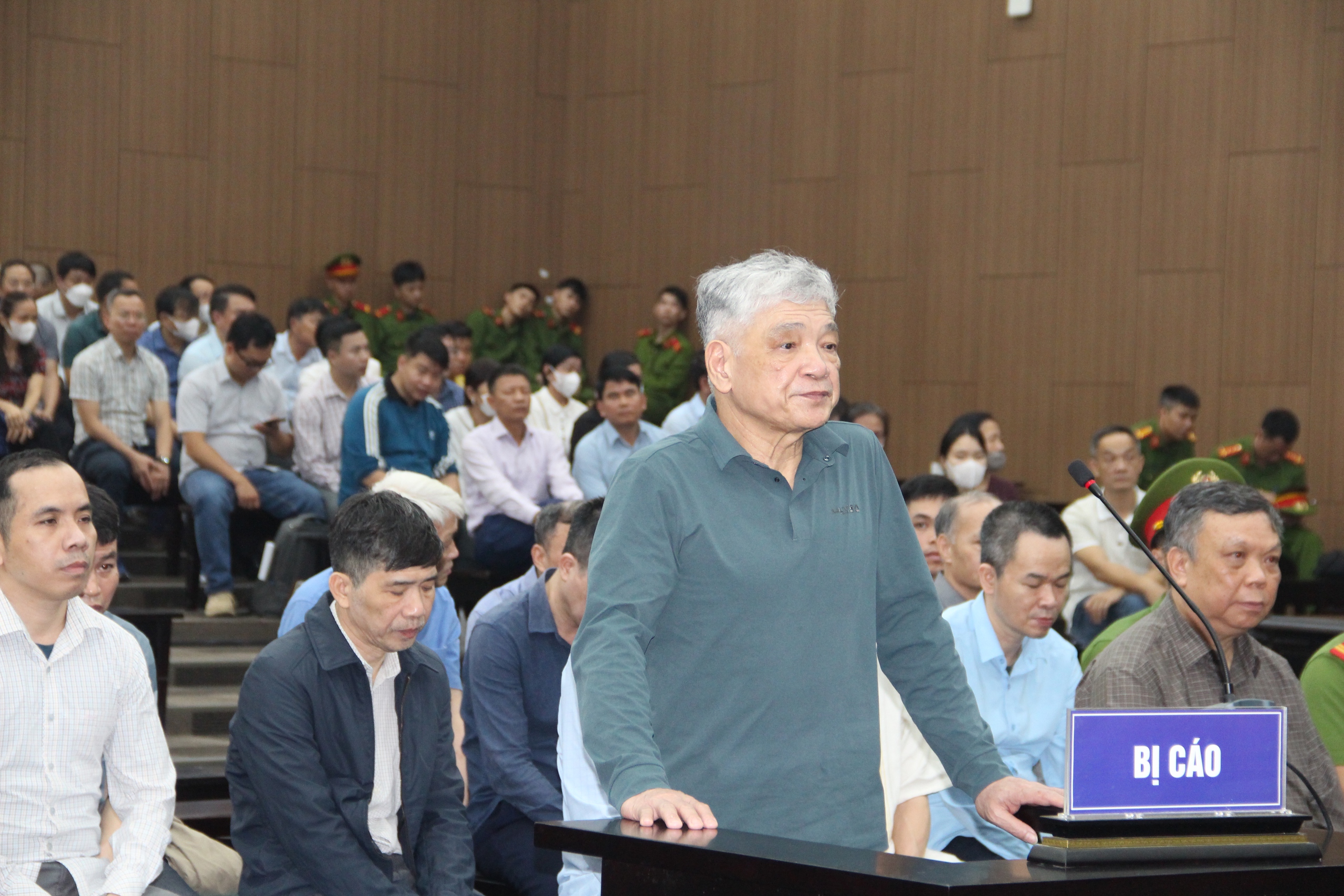 Vụ hối lộ 40 tỉ: Cựu thứ trưởng lãnh 4 năm tù, cựu cục phó bỏ trốn lãnh 5 năm tù - Ảnh 4.