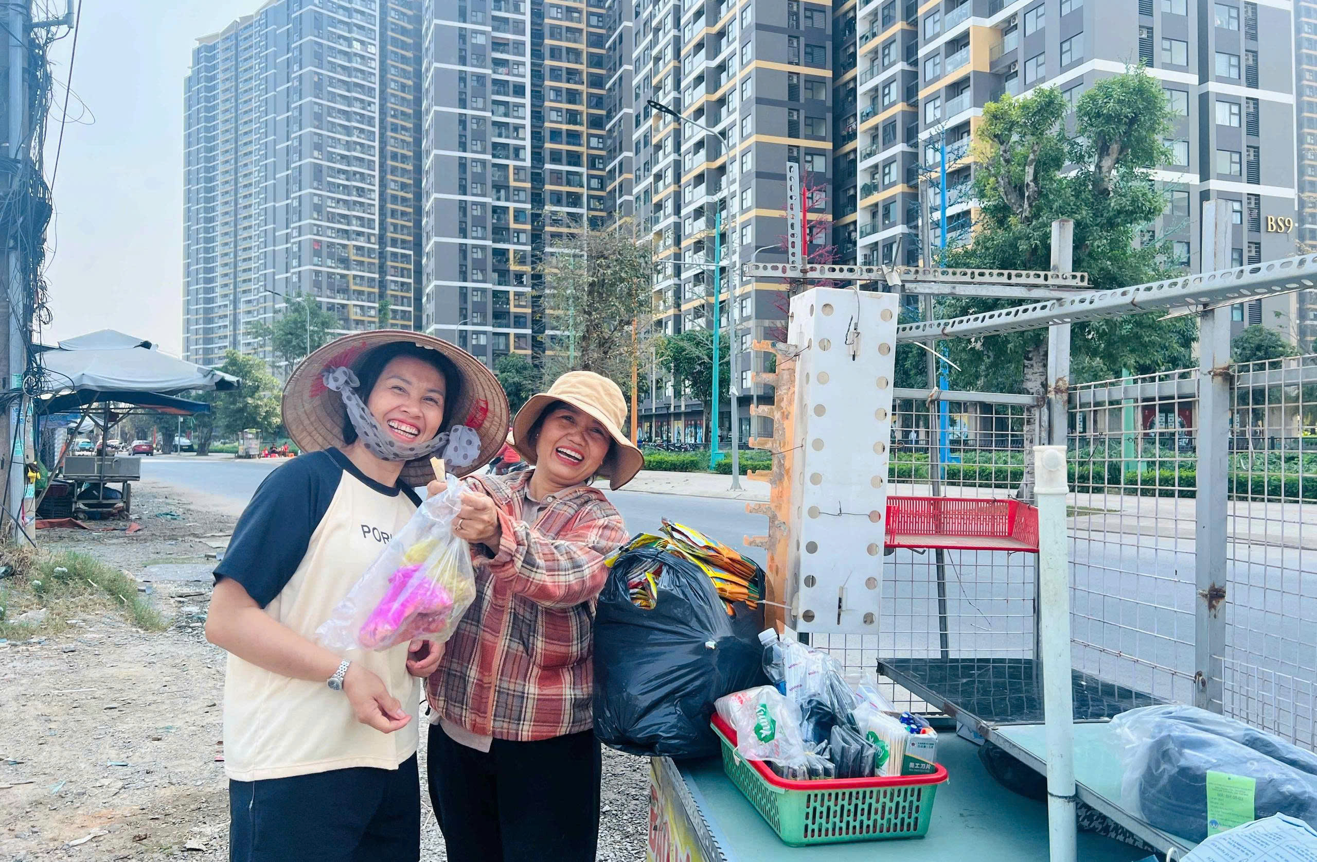 Tần tảo buôn bán 'du mục' theo công trình - Ảnh 1.