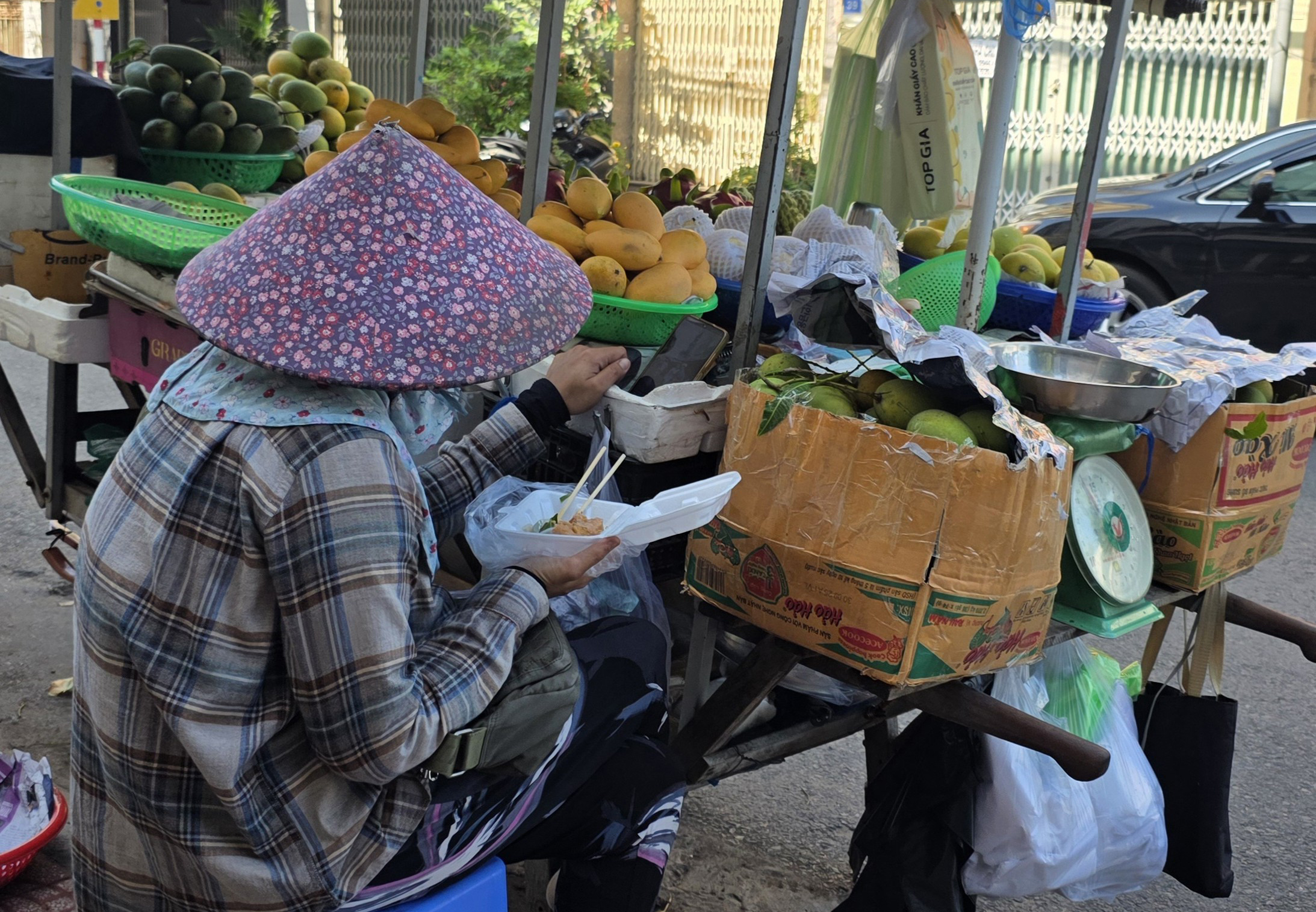 Tần tảo buôn bán 'du mục' theo công trình - Ảnh 3.